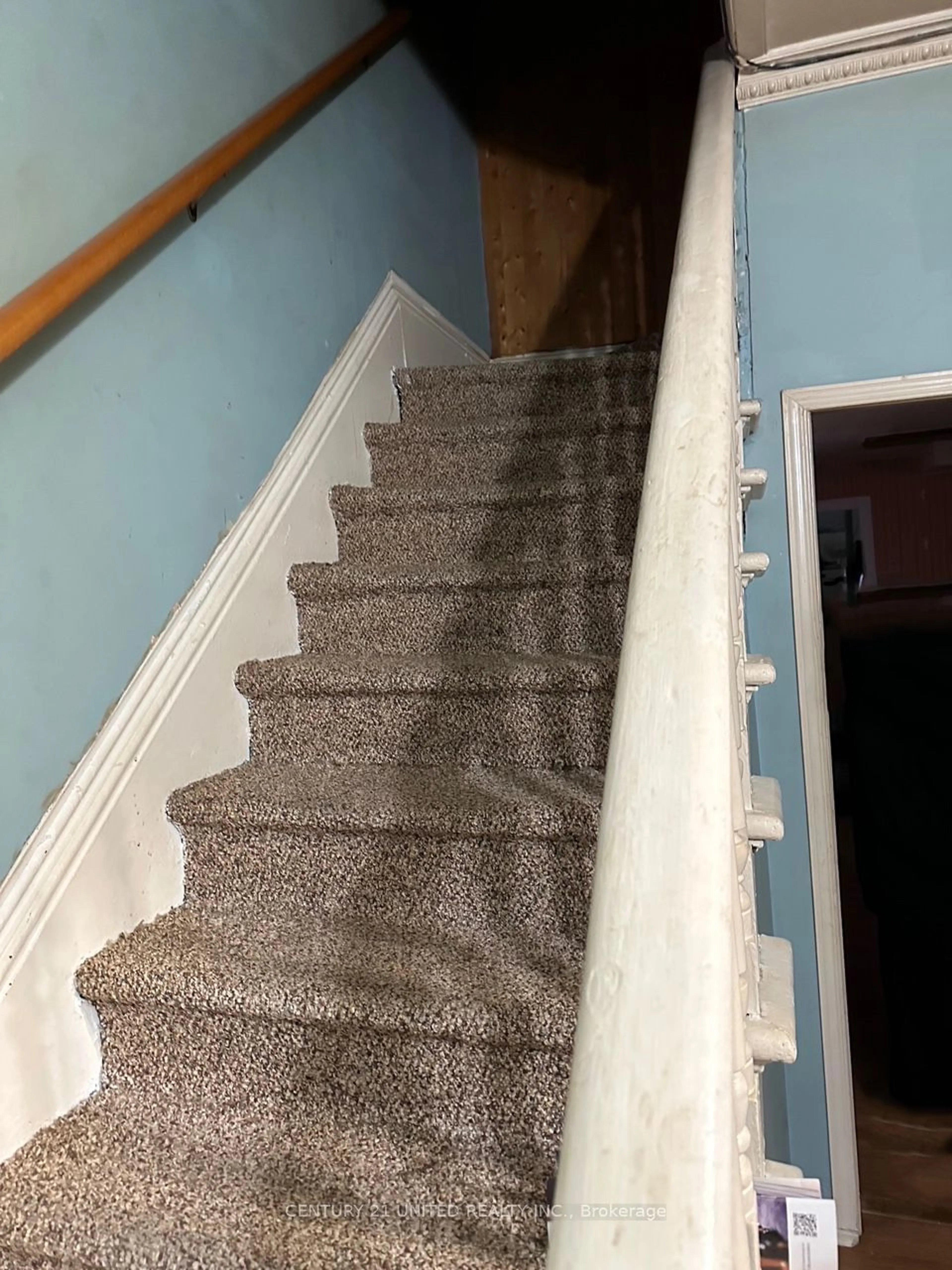 Stairs for 585-587 Aylmer St, Peterborough Ontario K9H 3W8