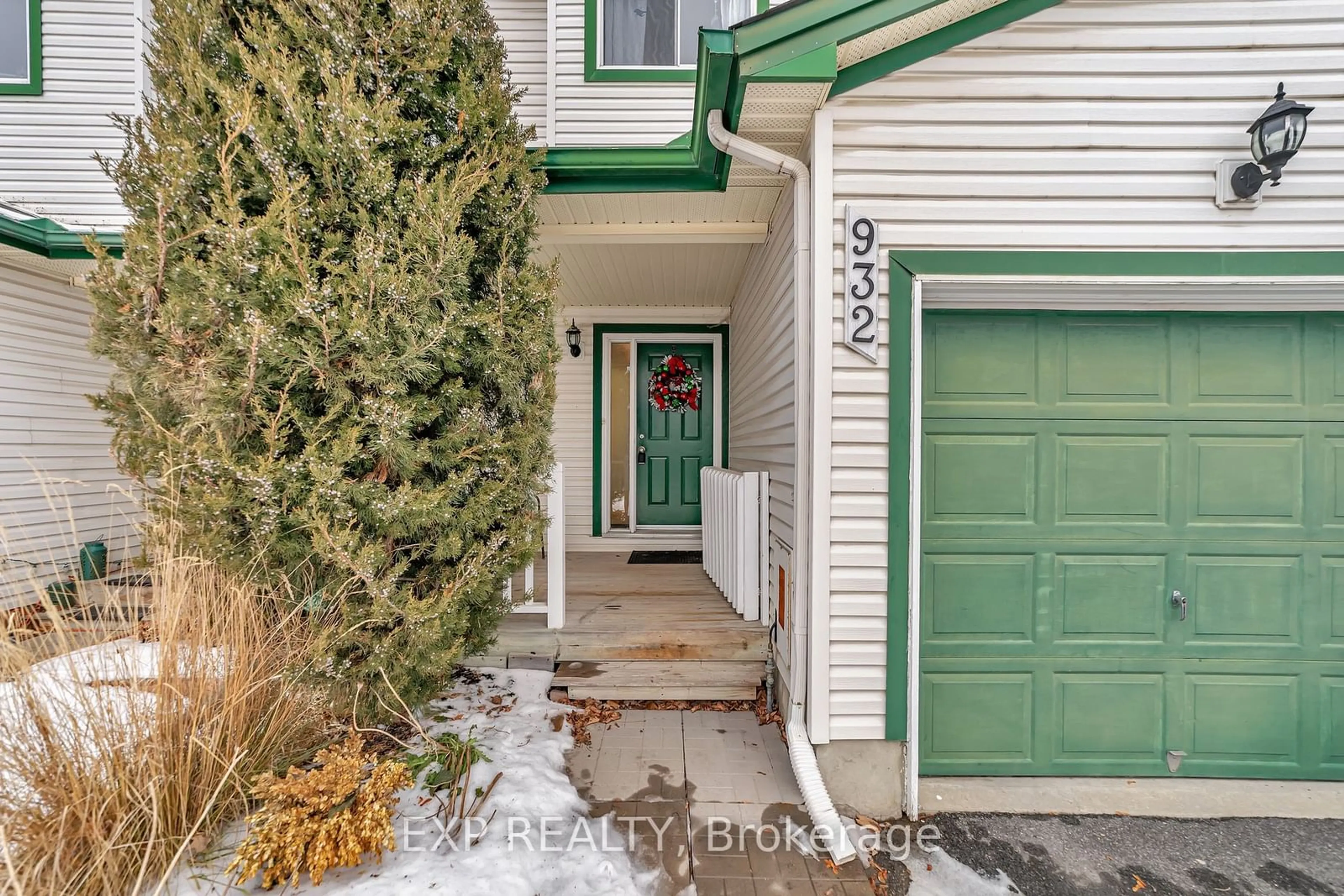 Indoor entryway for 932 Maley St, North Grenville Ontario K0G 1J0