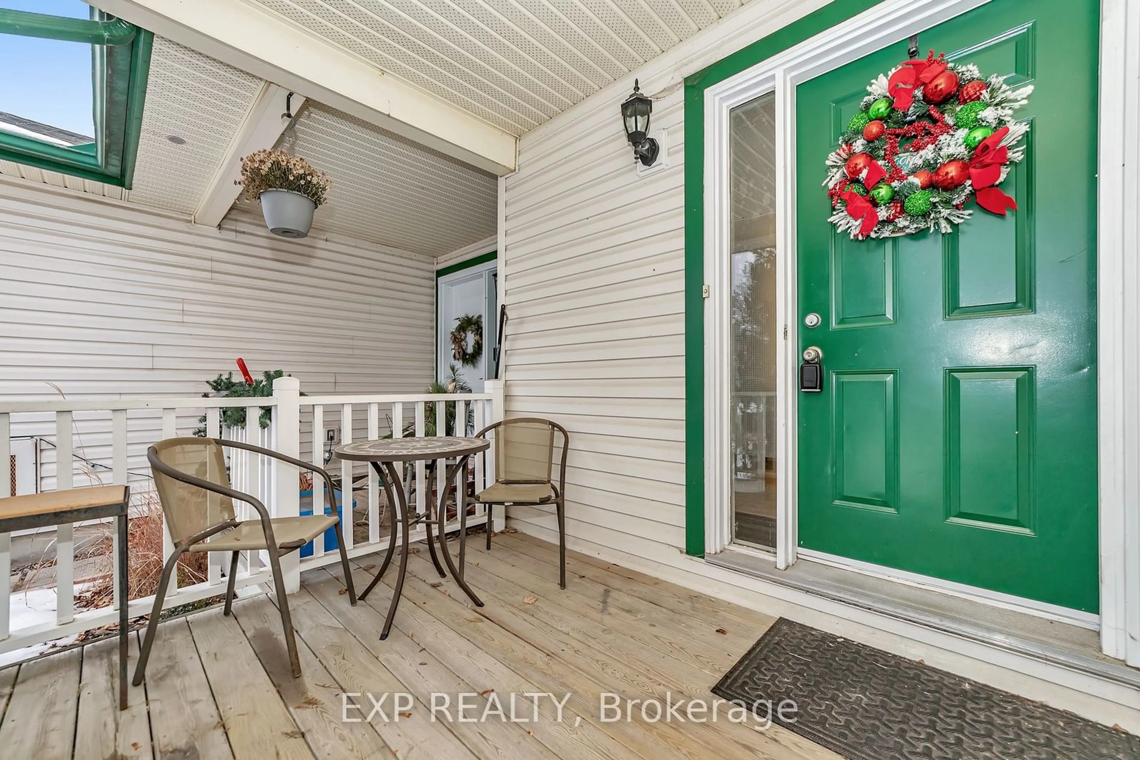 Indoor entryway for 932 Maley St, North Grenville Ontario K0G 1J0