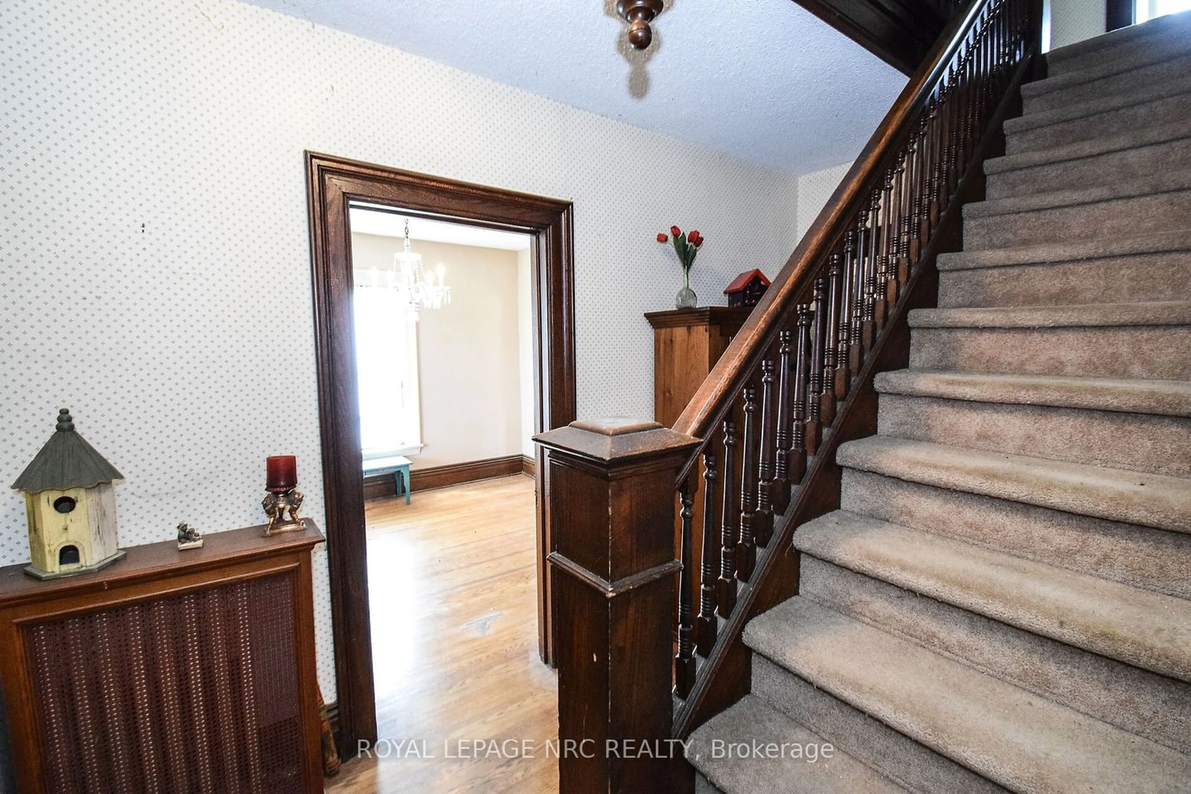 Indoor foyer for 499 Townline Rd, Niagara-on-the-Lake Ontario L2M 6W1