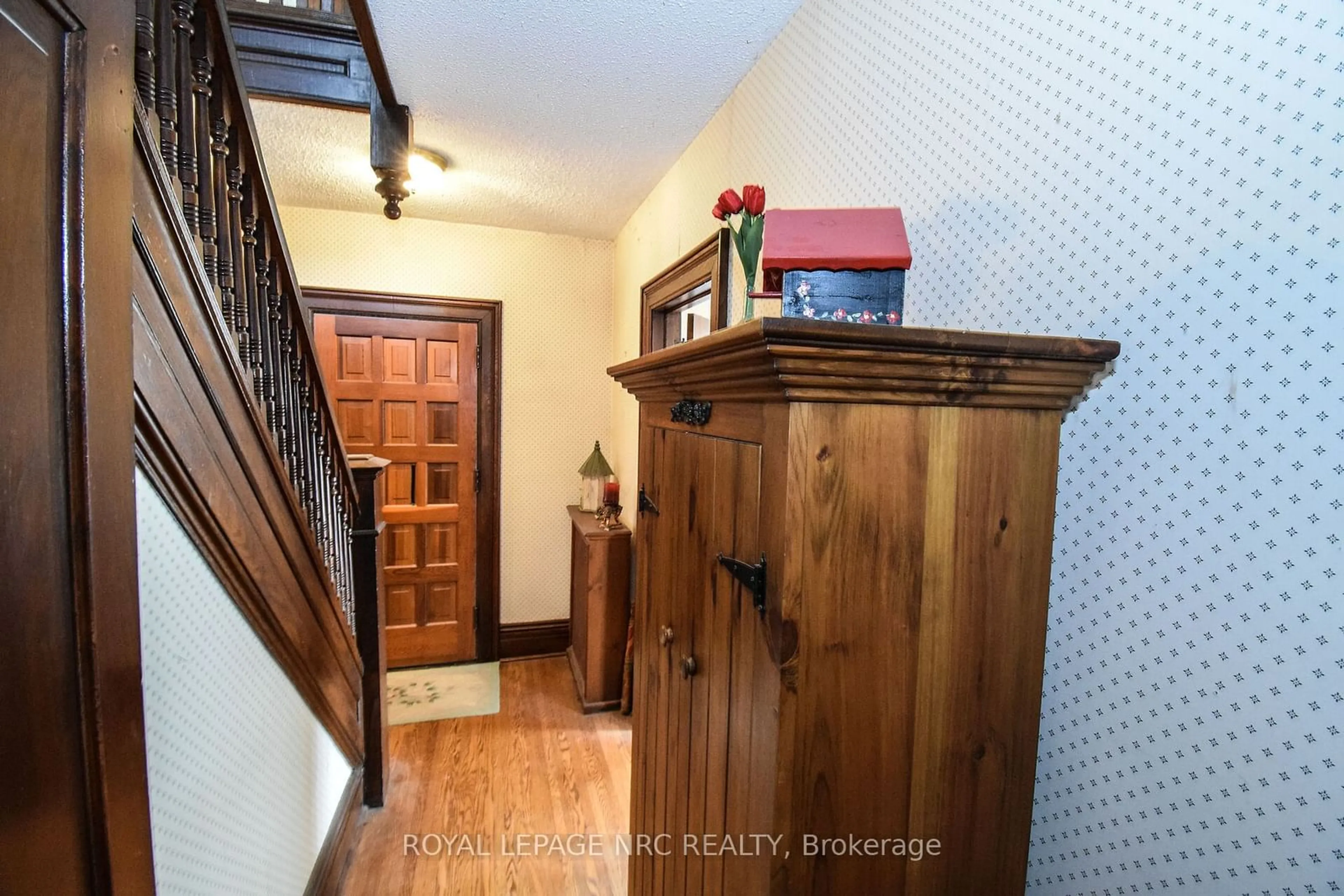 Indoor entryway for 499 Townline Rd, Niagara-on-the-Lake Ontario L2M 6W1