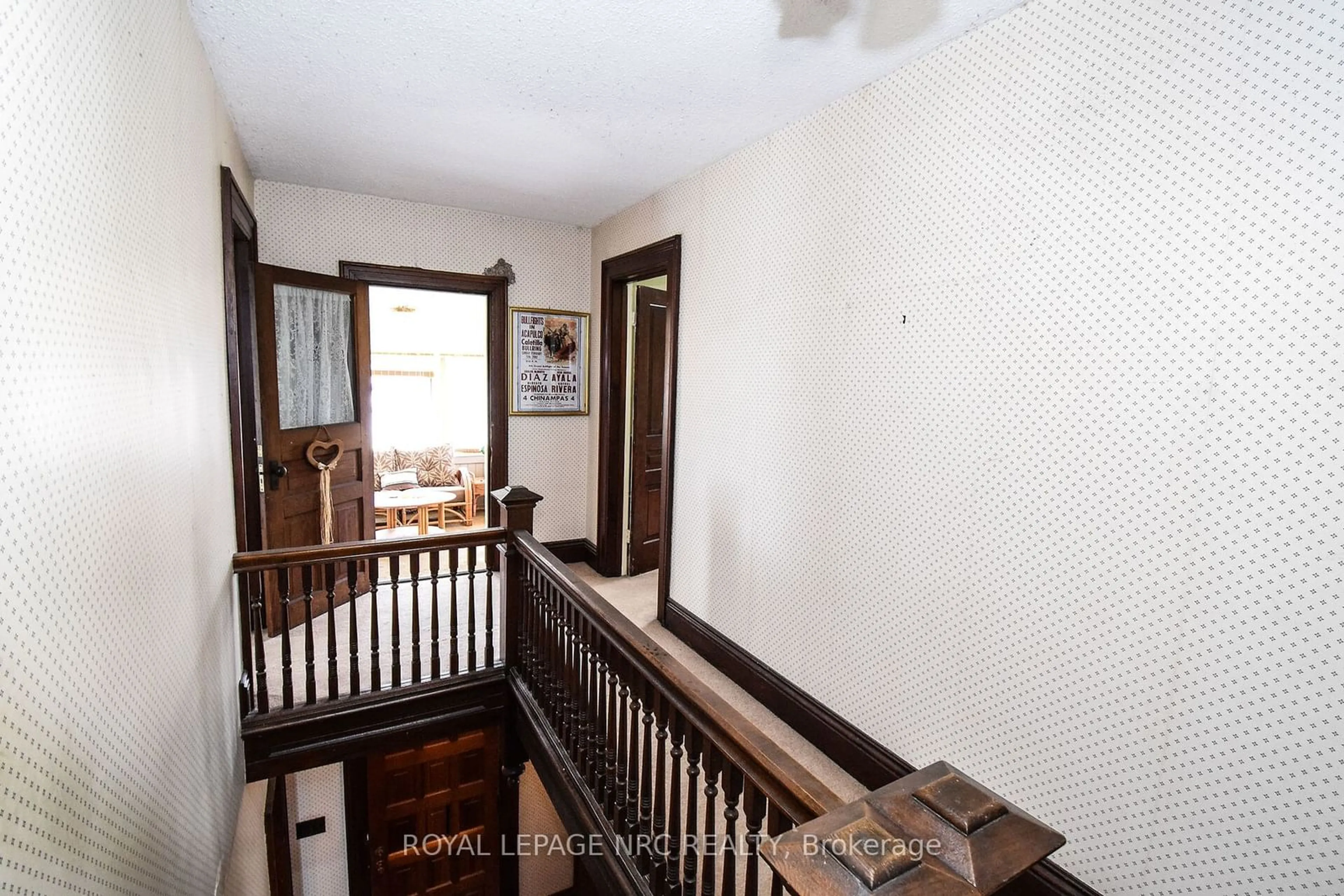 Indoor foyer for 499 Townline Rd, Niagara-on-the-Lake Ontario L2M 6W1