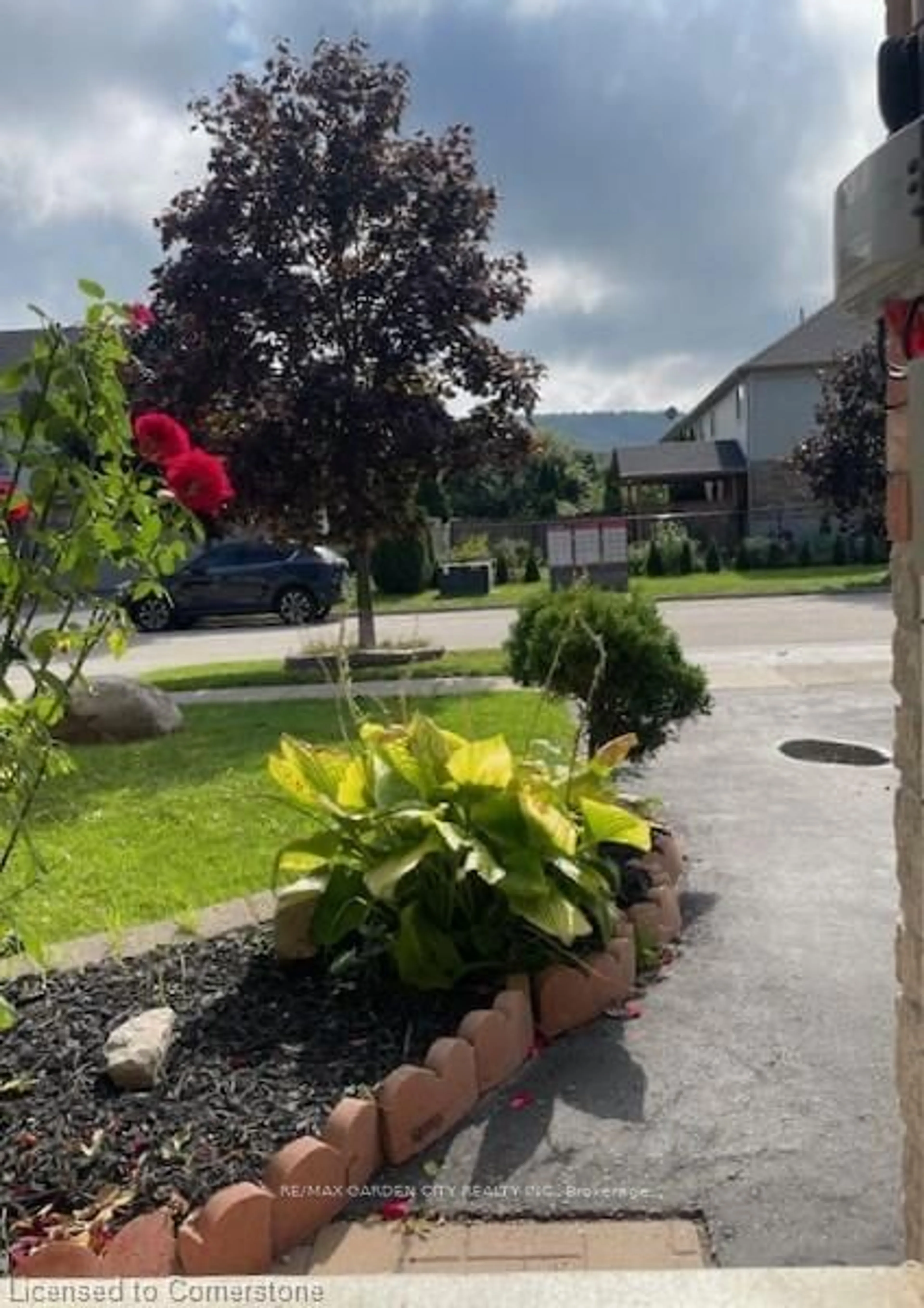 Patio, street for 74 MAGNOLIA Cres, Grimsby Ontario L3M 5R4