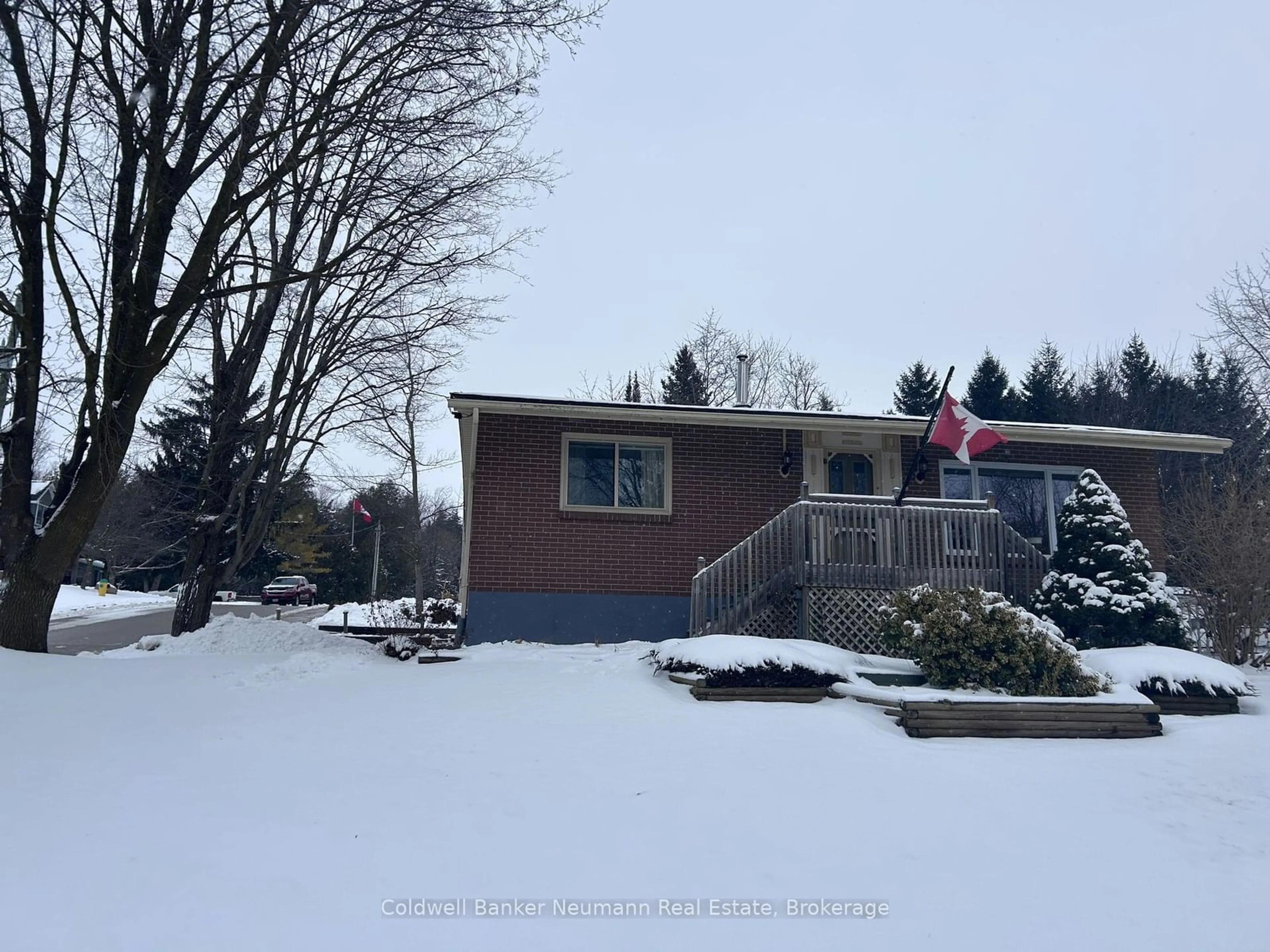 A pic from outside/outdoor area/front of a property/back of a property/a pic from drone, mountain view for 423 Geddes St, Centre Wellington Ontario N0B 1S0