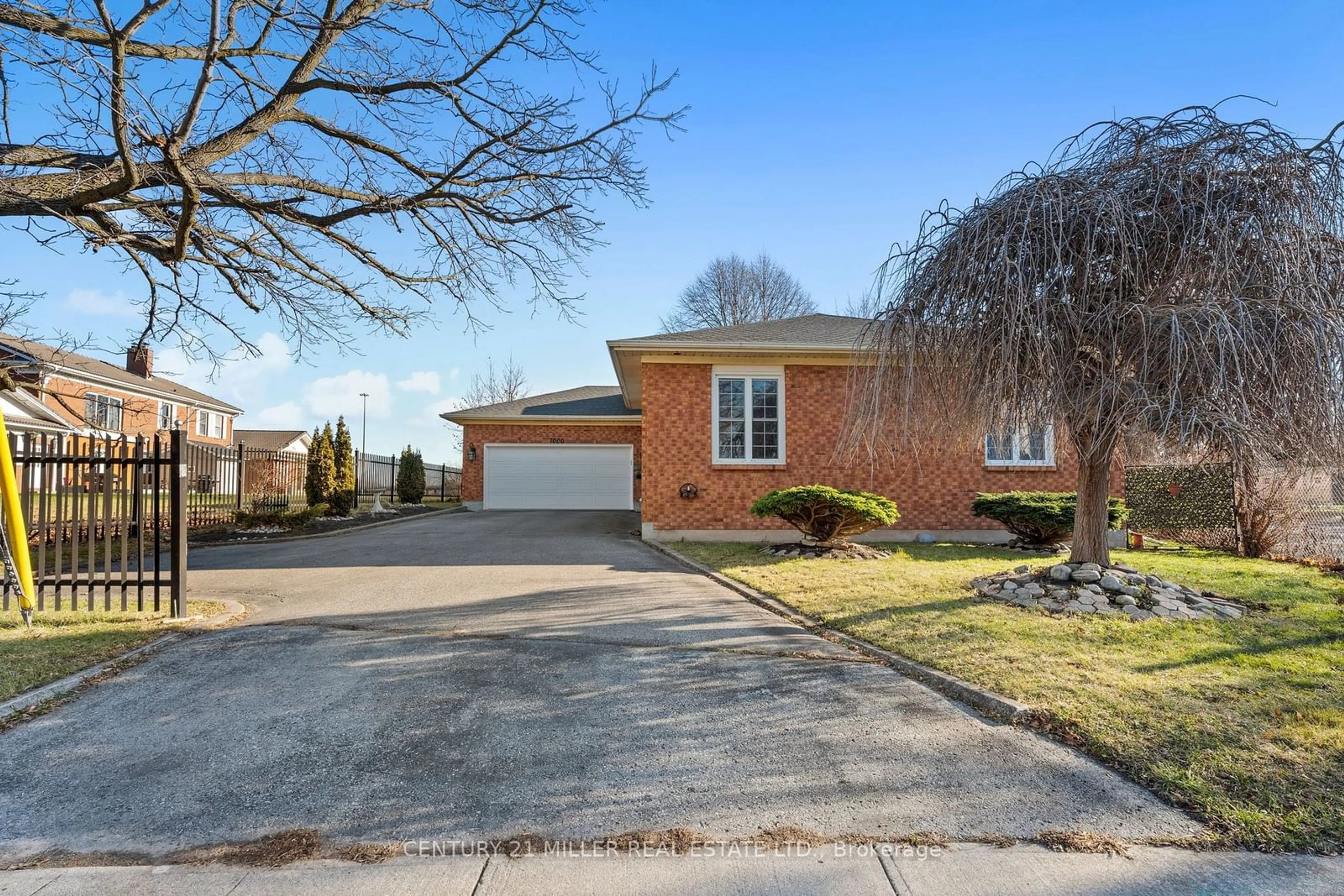 Home with brick exterior material, street for 7000 Windsor Cres, Niagara Falls Ontario L2G 1G1