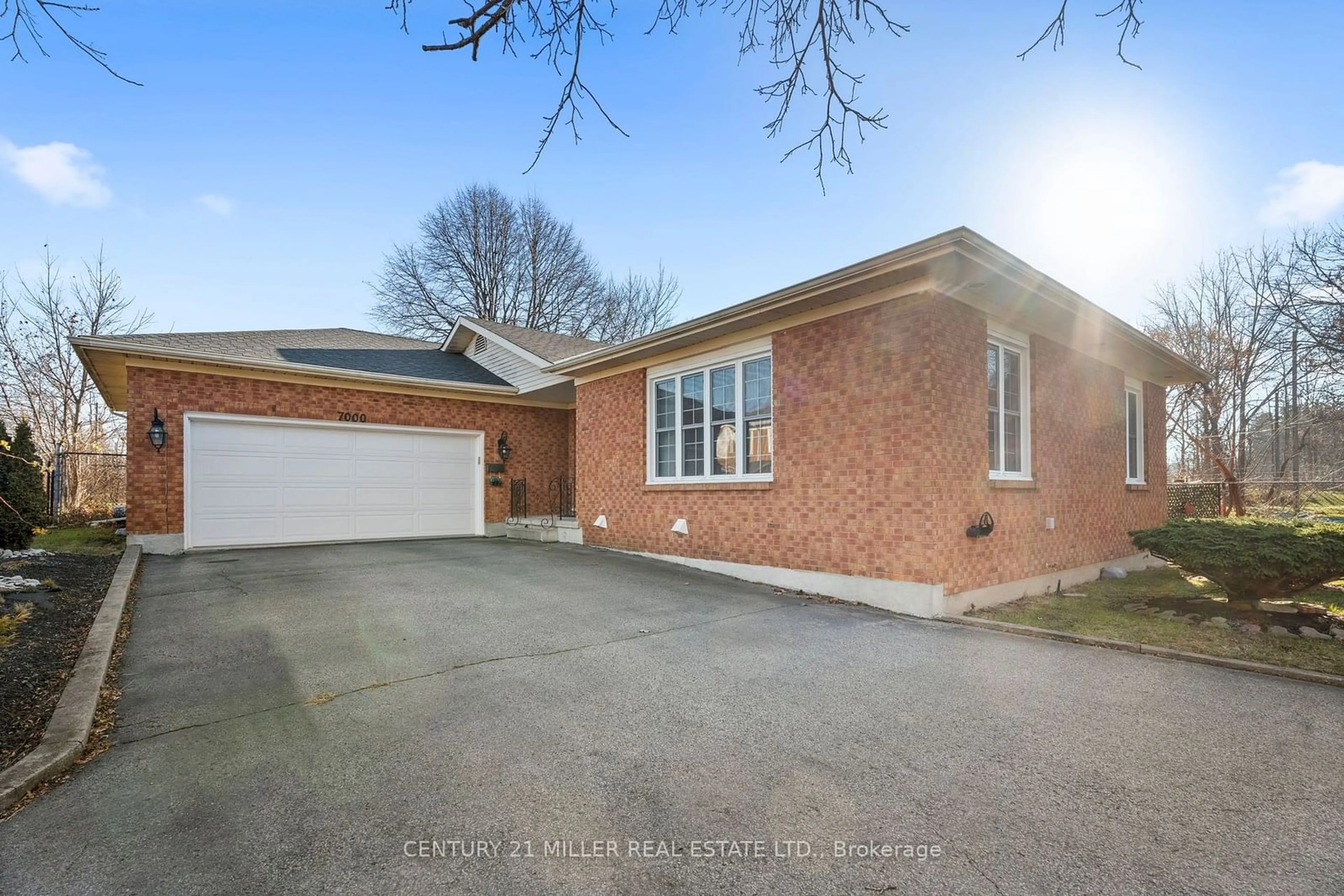 A pic from outside/outdoor area/front of a property/back of a property/a pic from drone, street for 7000 Windsor Cres, Niagara Falls Ontario L2G 1G1