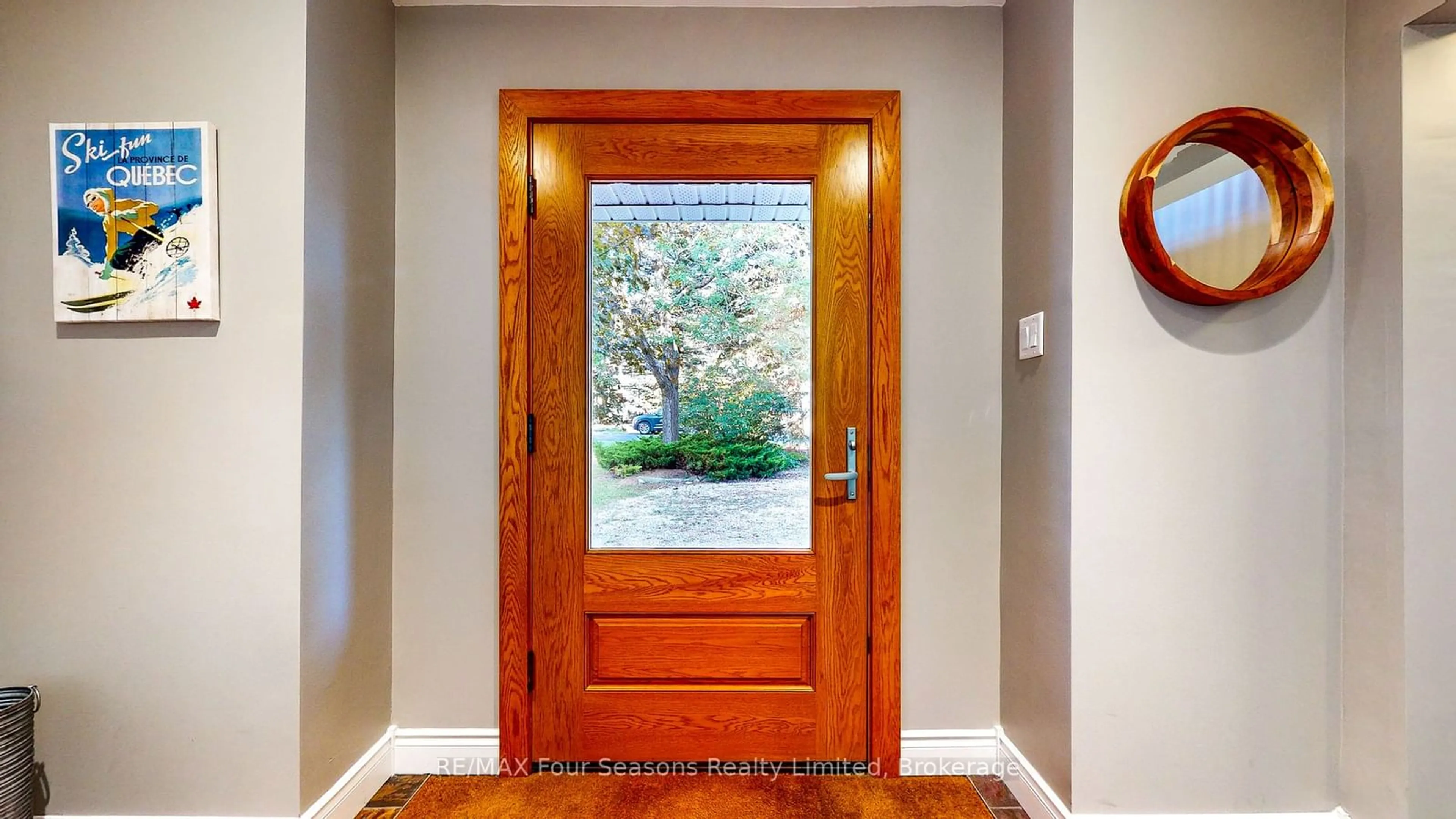 Indoor entryway for 108 Liisa's Lane, Blue Mountains Ontario L9Y 0M3