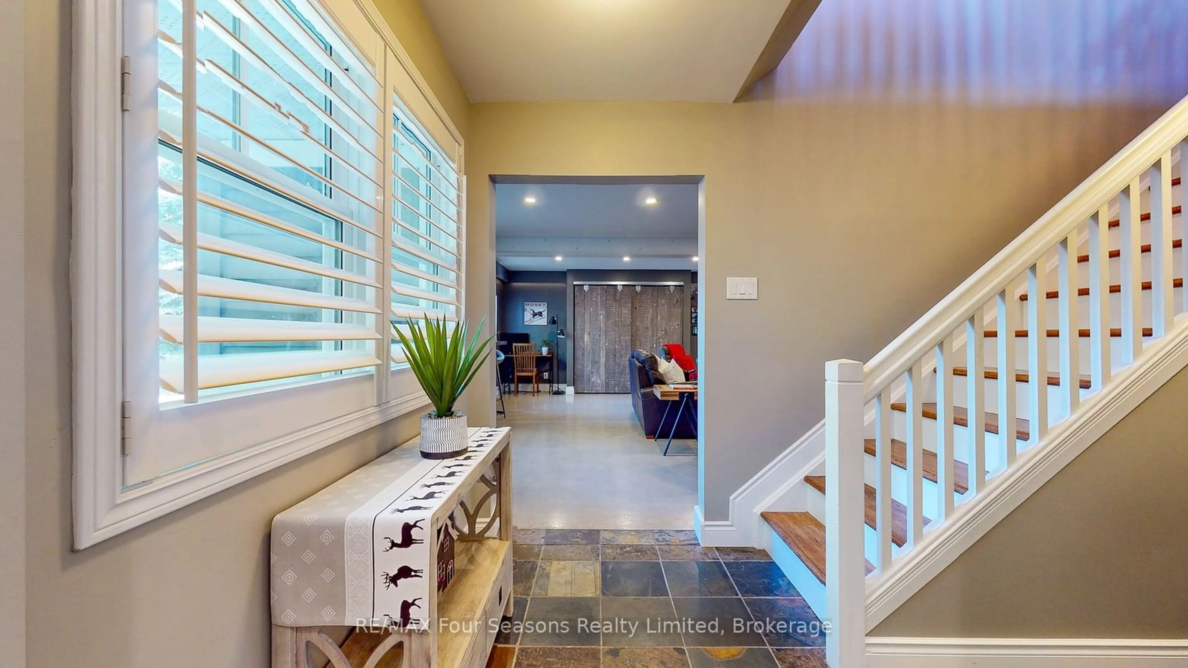 Indoor entryway for 108 Liisa's Lane, Blue Mountains Ontario L9Y 0M3