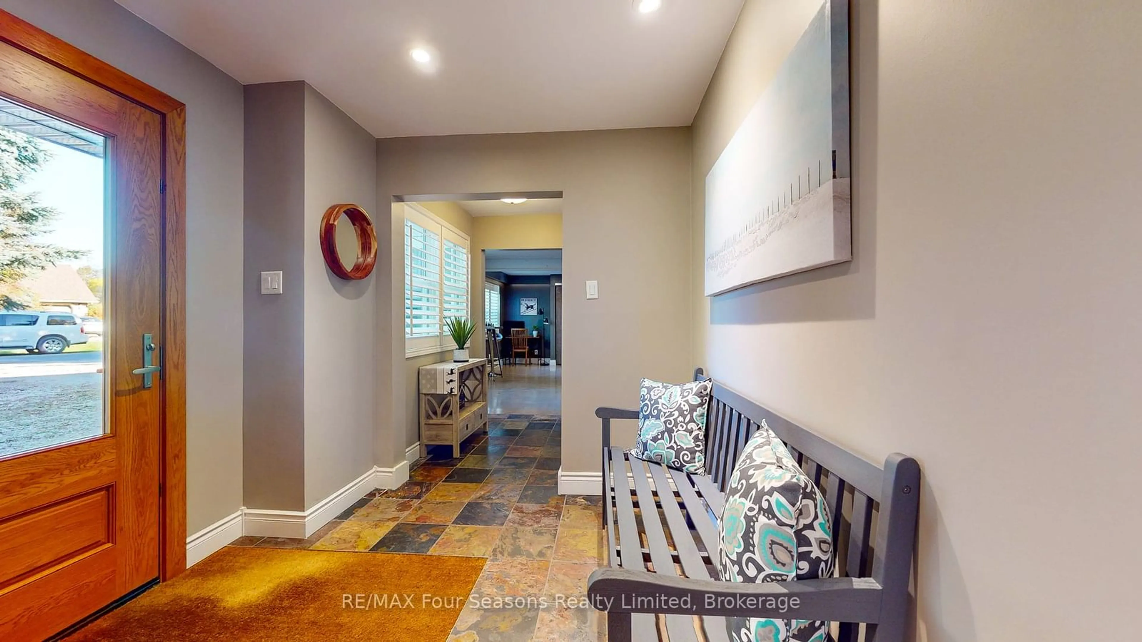 Indoor entryway for 108 Liisa's Lane, Blue Mountains Ontario L9Y 0M3