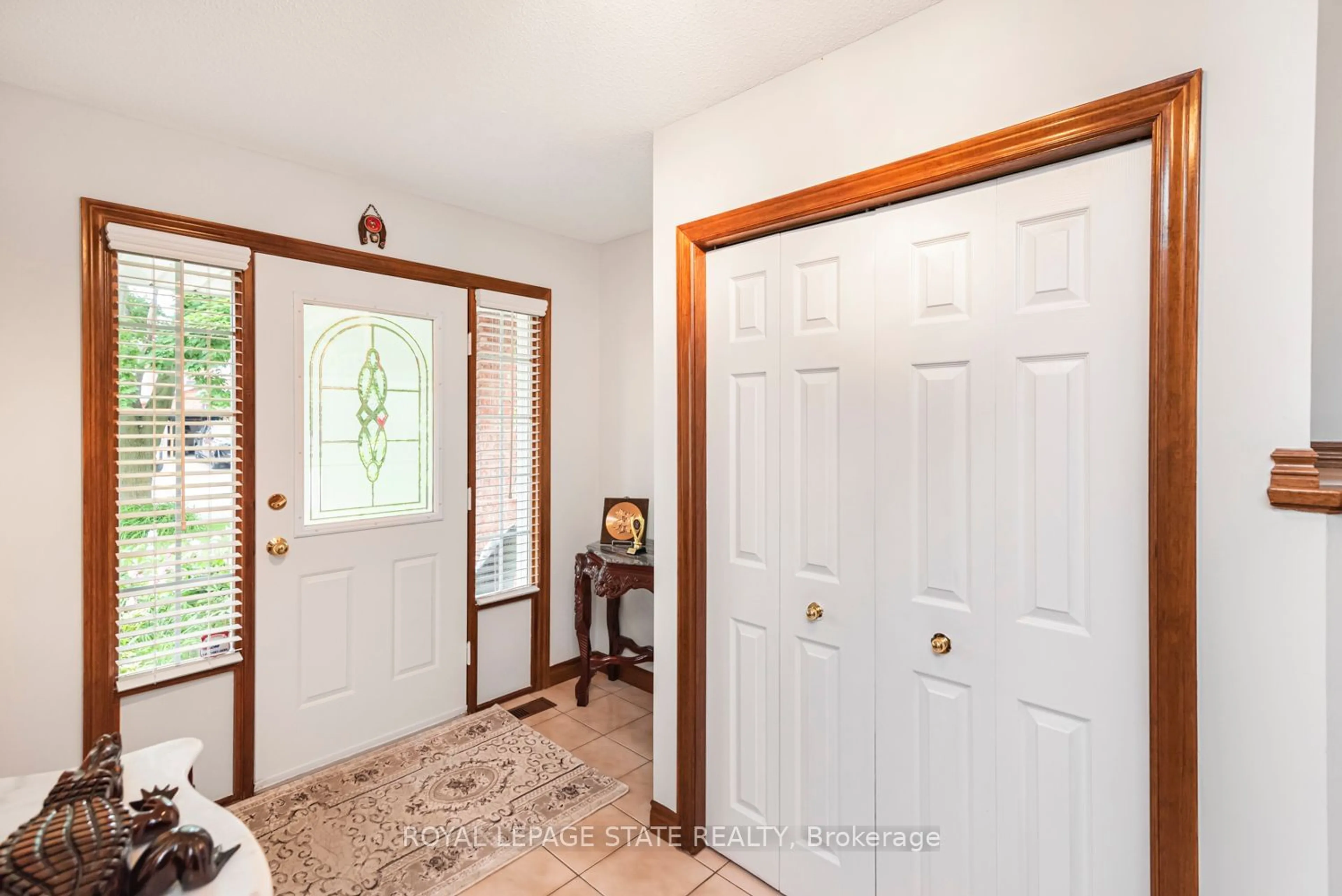 Indoor entryway for 16 Chelsea Cres, Hamilton Ontario L8E 5N3