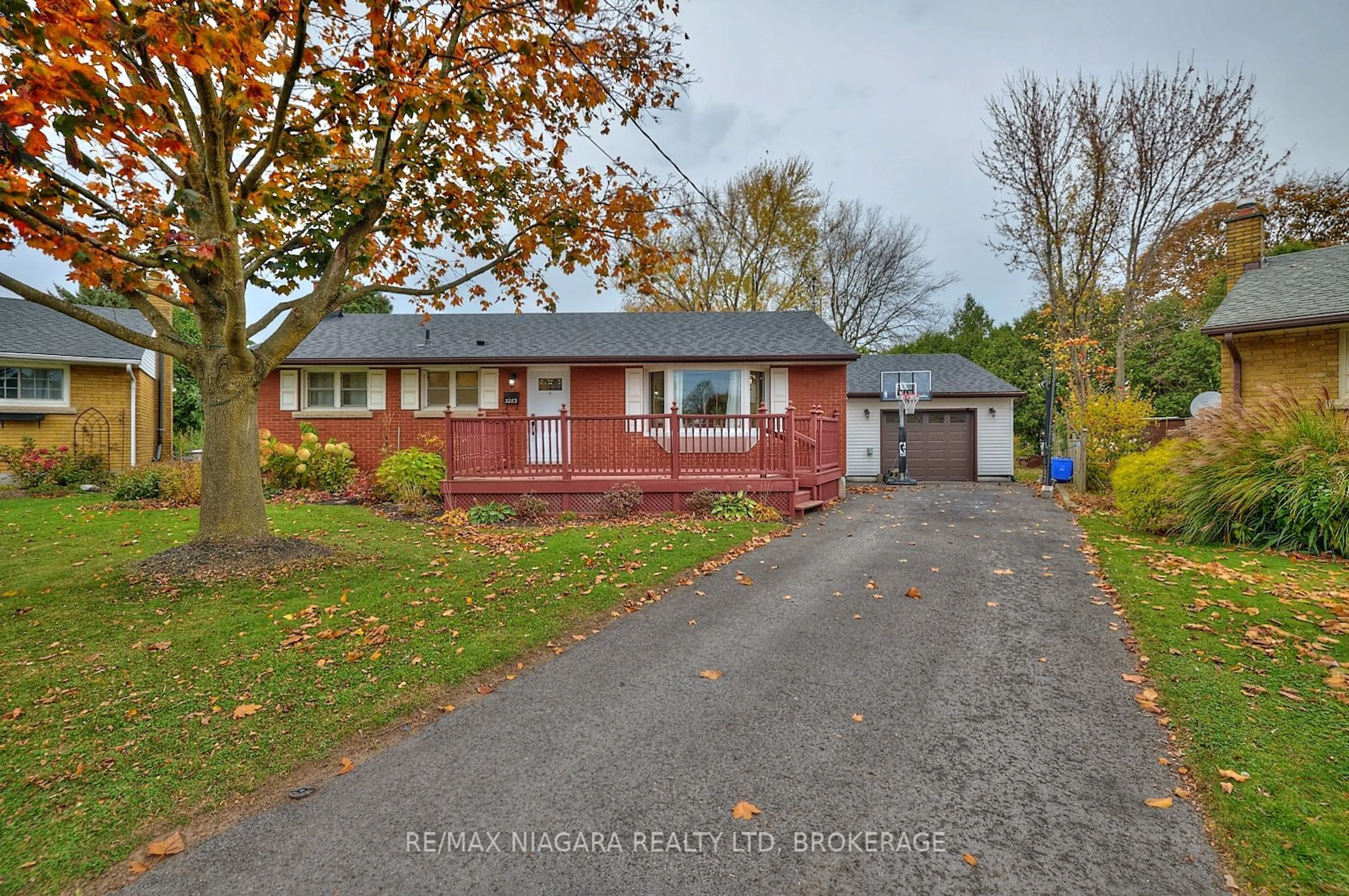 A pic from outside/outdoor area/front of a property/back of a property/a pic from drone, street for 3283 KENWOOD Crt, Niagara Falls Ontario L2J 2X8