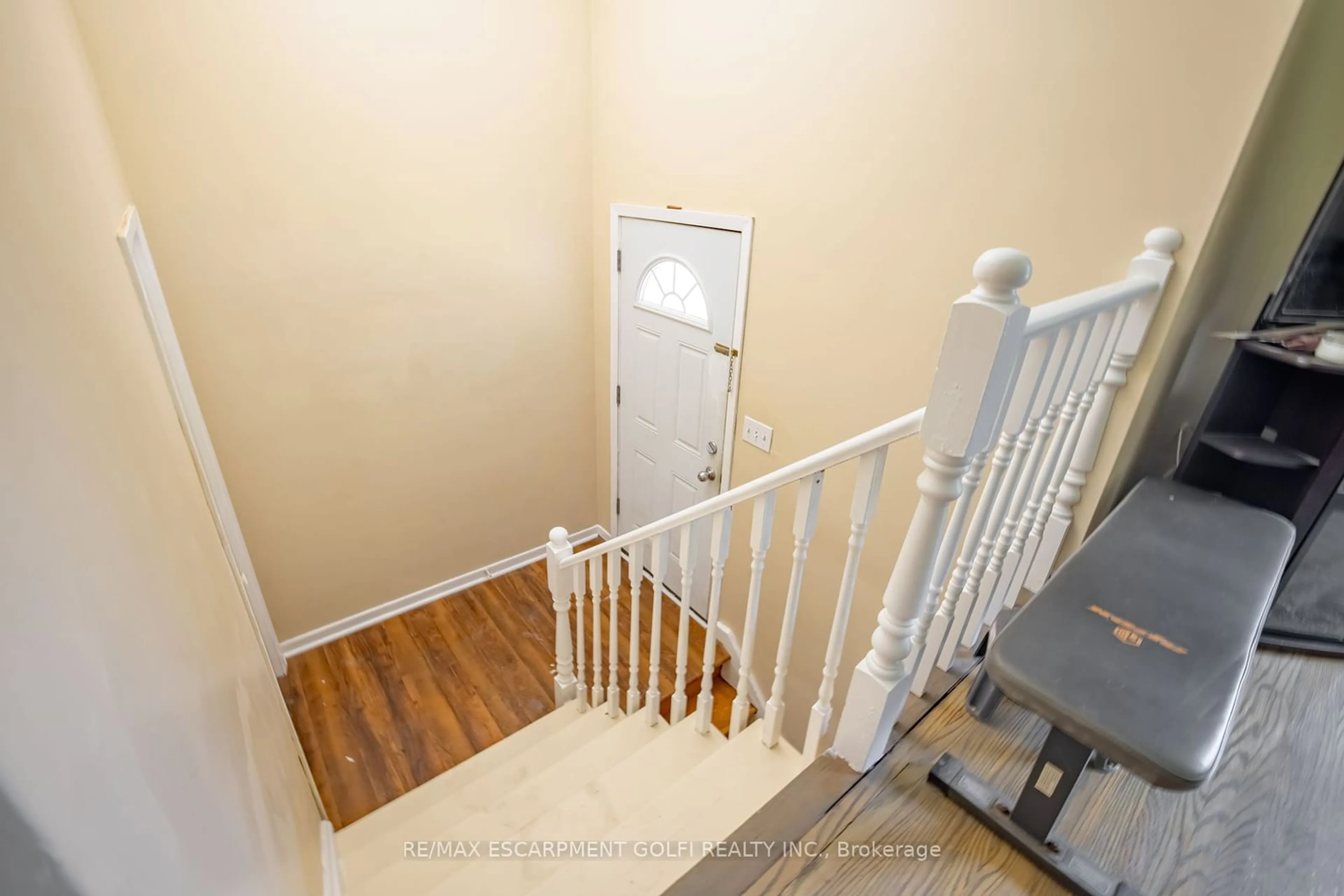 Stairs for 4553 Sussex Dr, Niagara Falls Ontario L2E 6S1