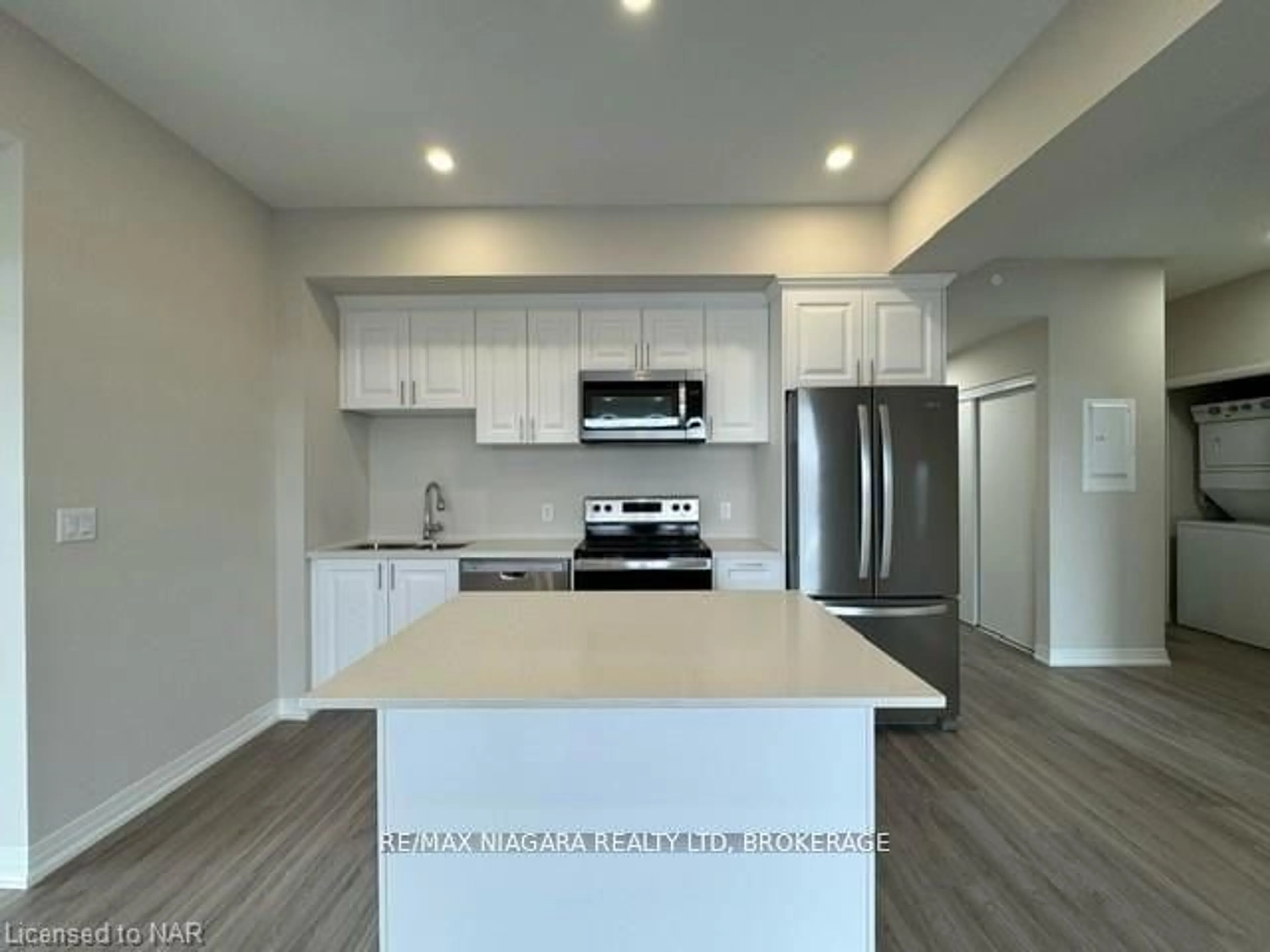 Open concept kitchen, wood/laminate floor for 50 HERRICK Ave #LP24, St. Catharines Ontario L2P 0G3