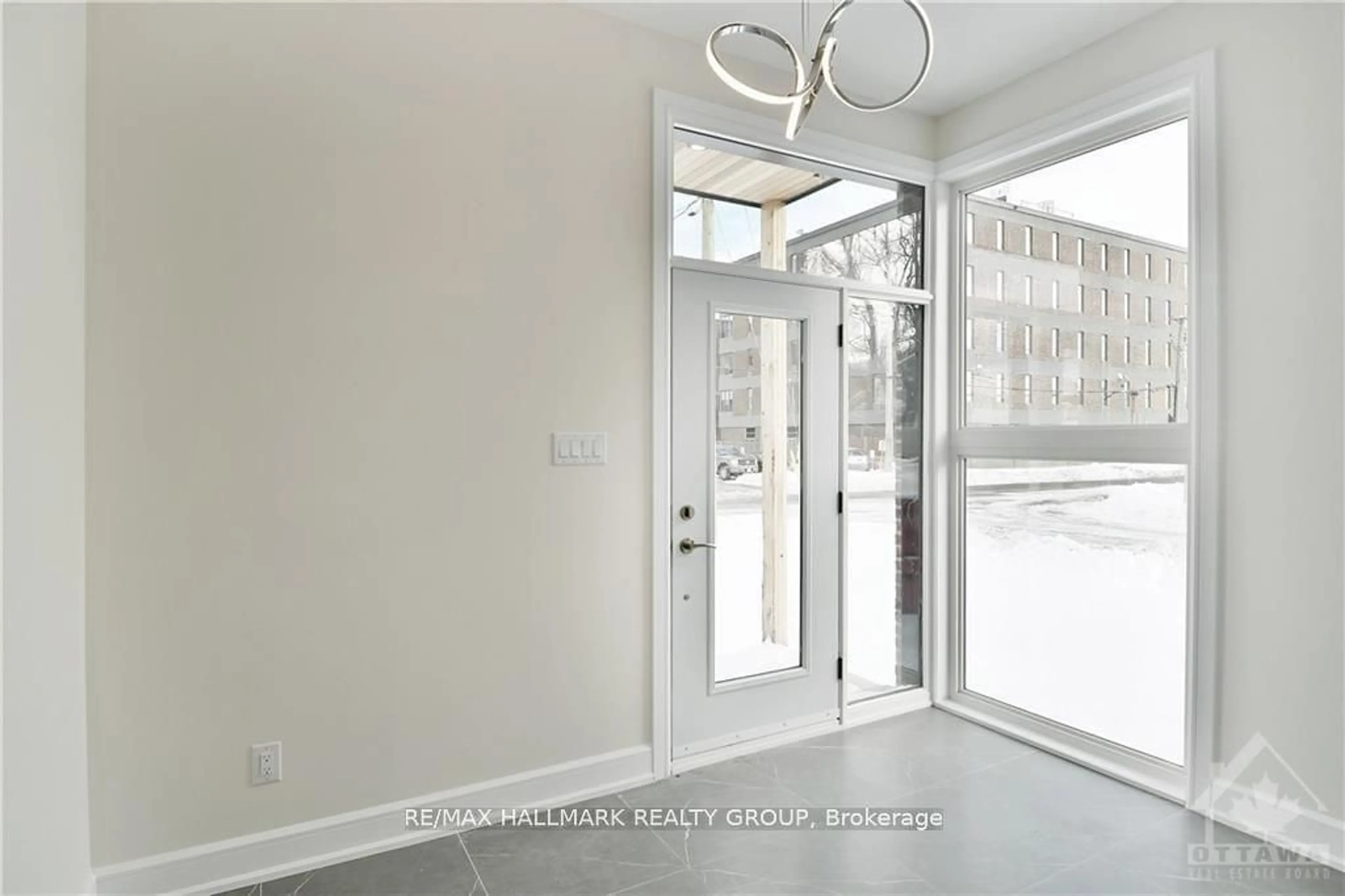 Indoor entryway for 484 Woodland Ave, Woodroffe Ontario K2B 7C1