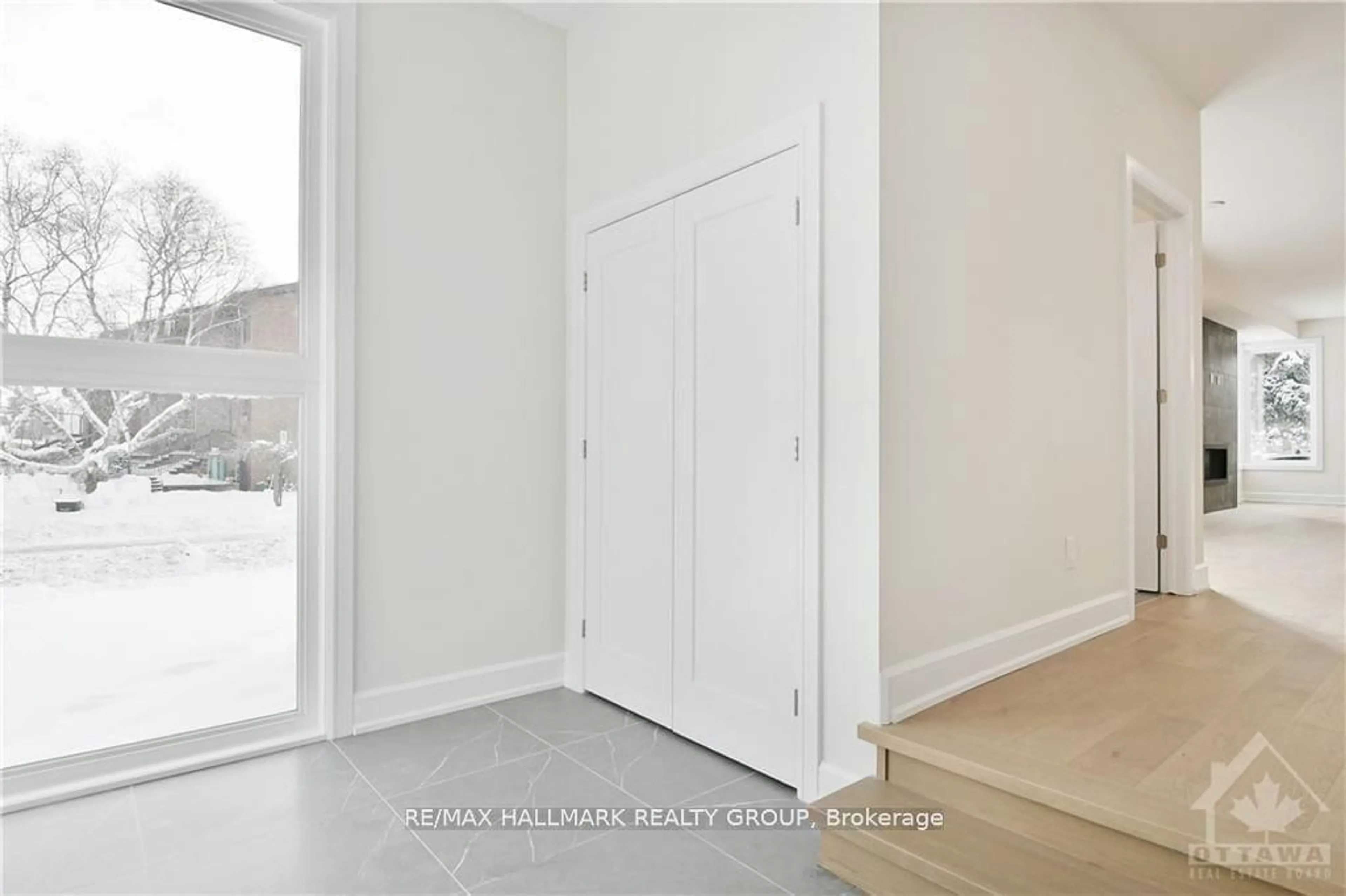 Indoor entryway for 484 Woodland Ave, Woodroffe Ontario K2B 7C1