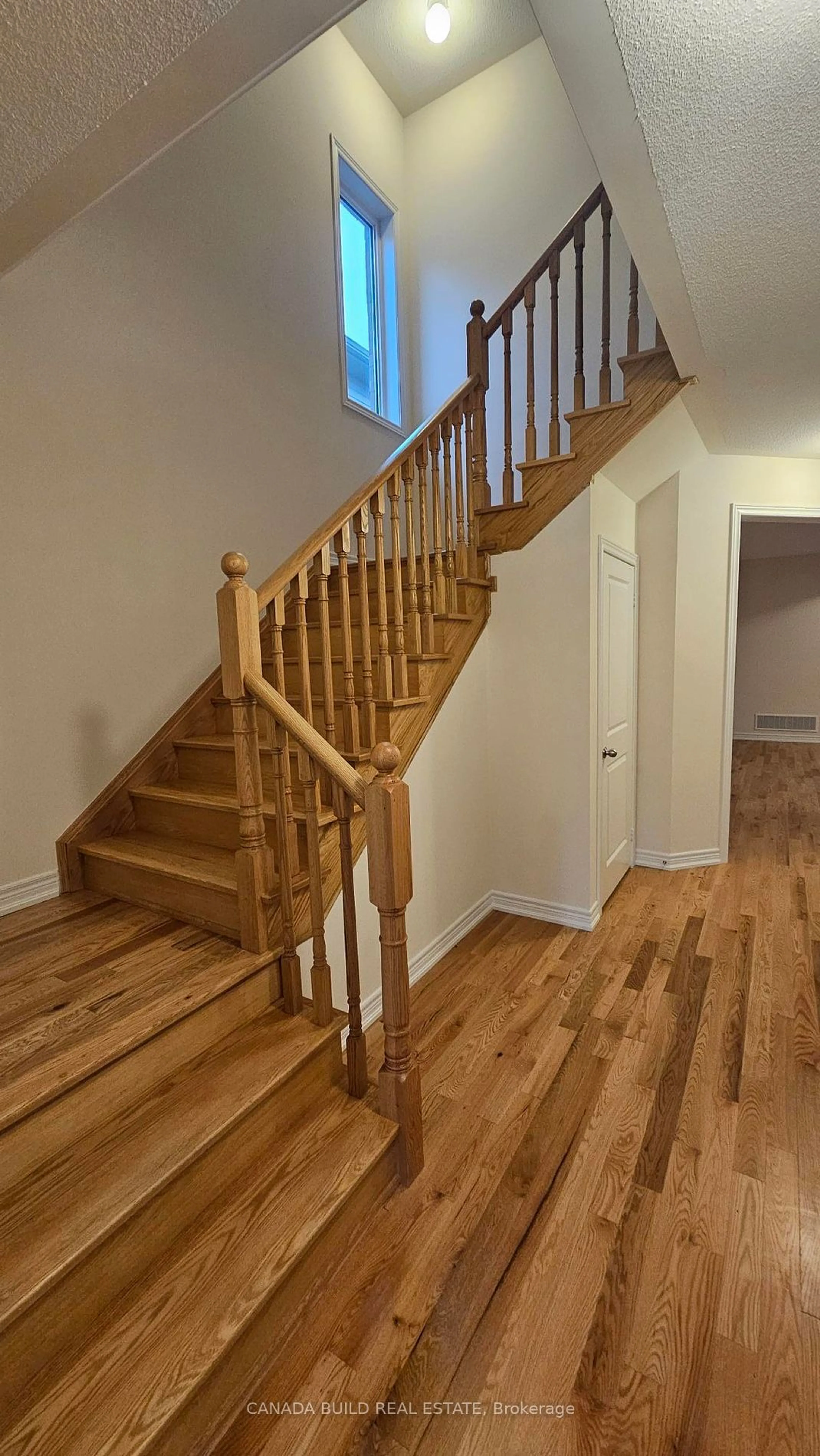 Stairs for 253 Chippewa Ave, Shelburne Ontario L9V 3Y5