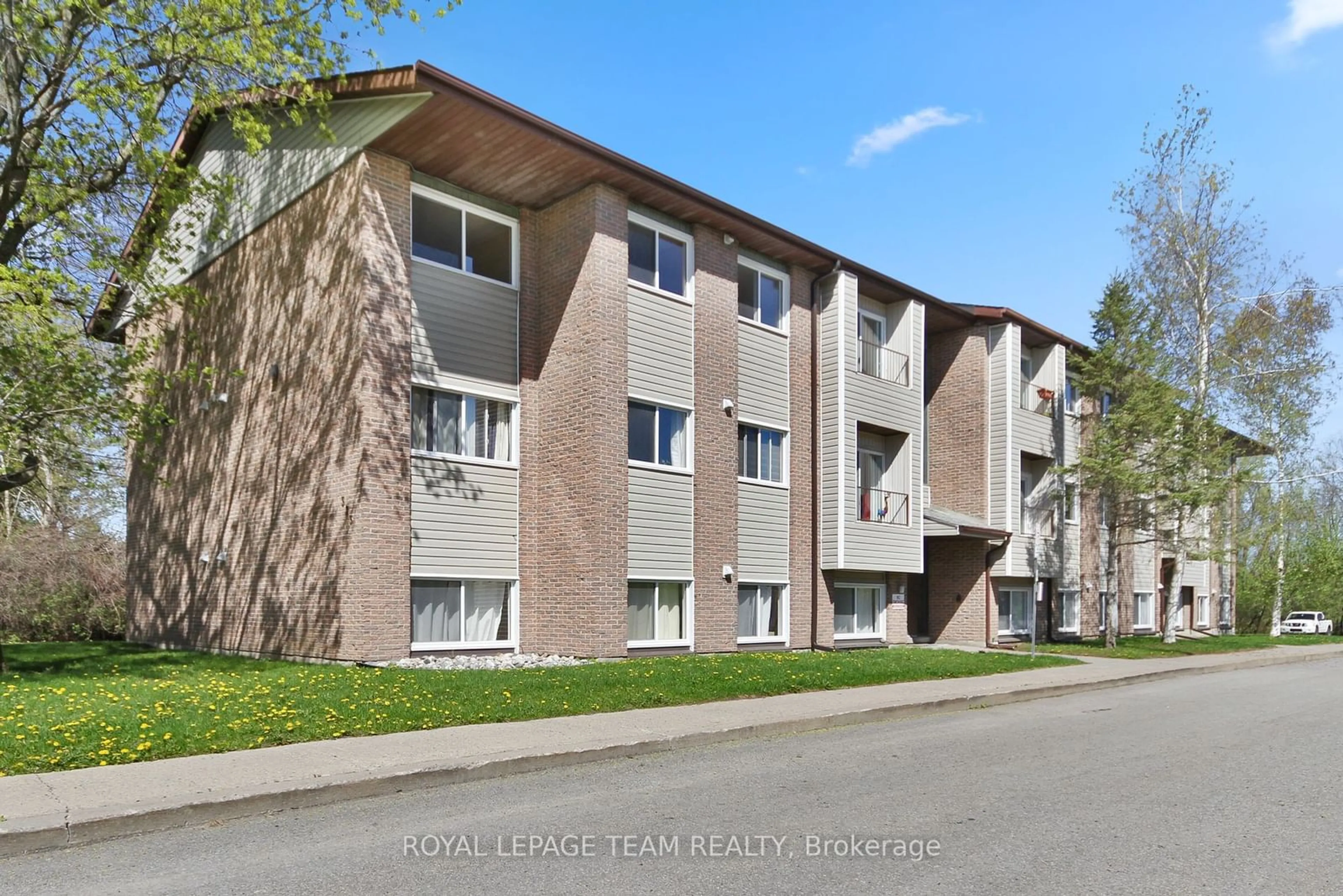 Patio, street for 323 Main St #301, Merrickville-Wolford Ontario K0G 1N0