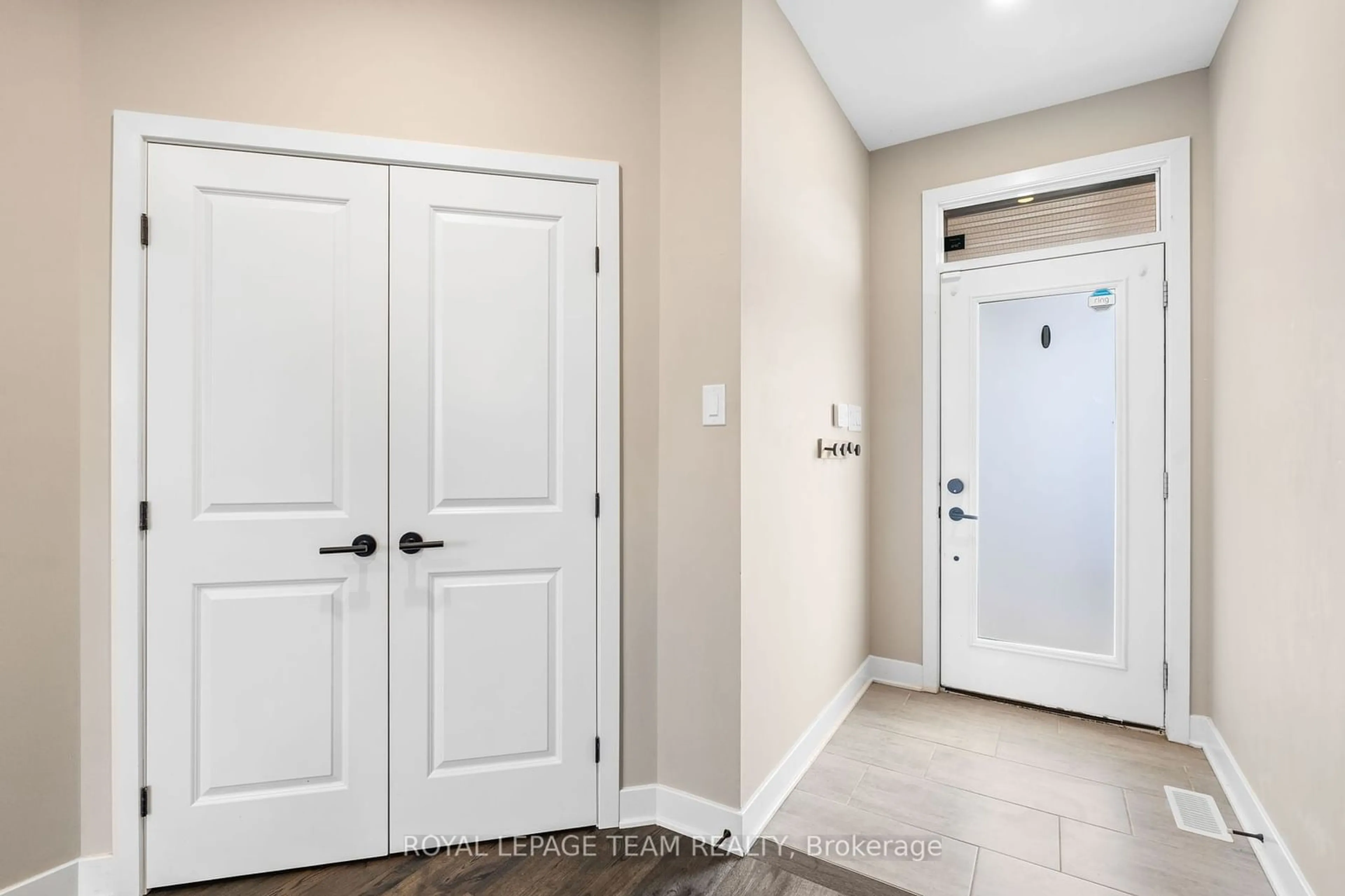 Indoor entryway for 210 TAURUS Pl, Blossom Park - Airport and Area Ontario K1X 0A6