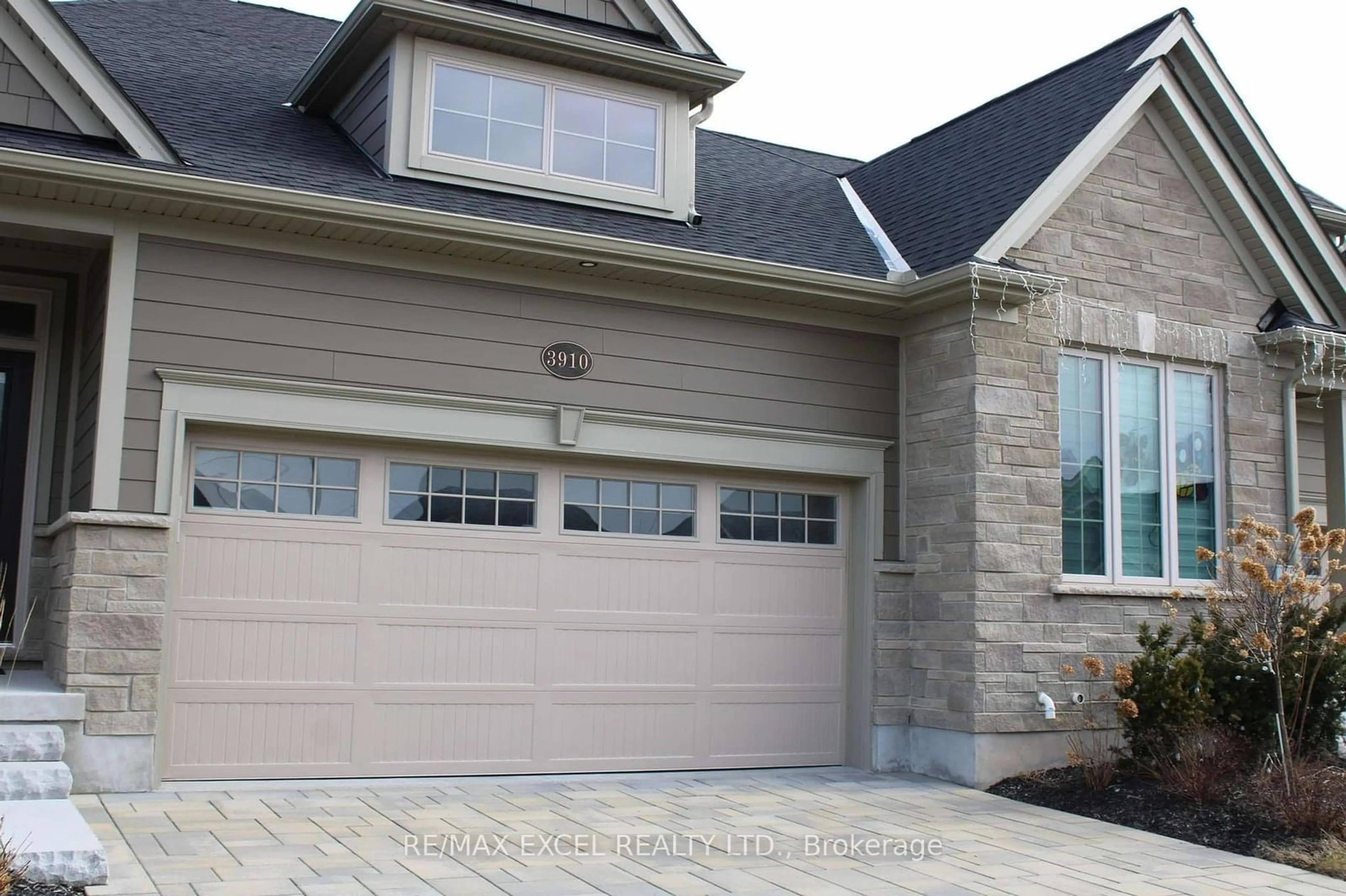 Home with vinyl exterior material, street for 3910 Mitchell Cres, Fort Erie Ontario L0S 1S0