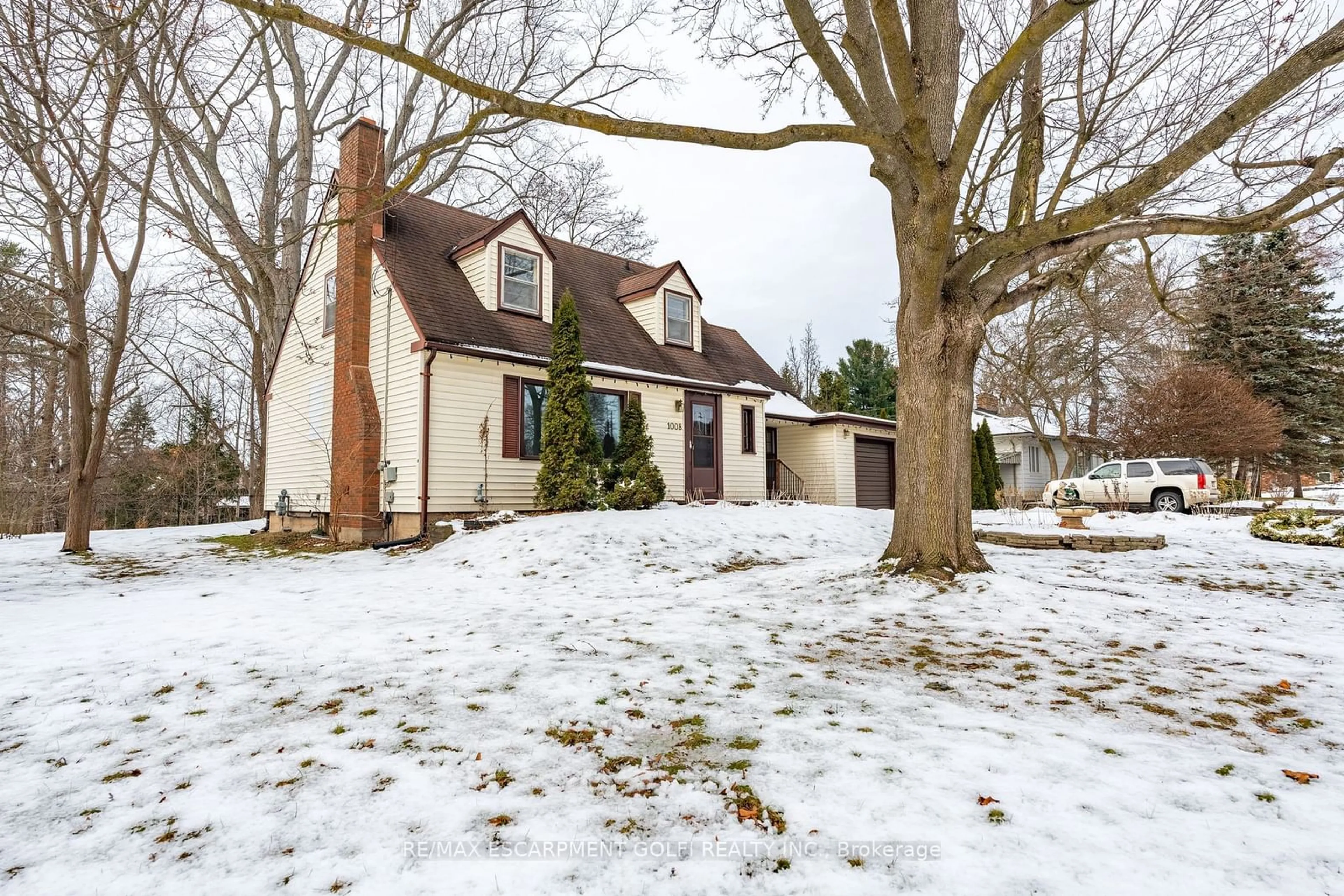 Home with vinyl exterior material, street for 1008 HAIST St, Pelham Ontario L0S 1E4