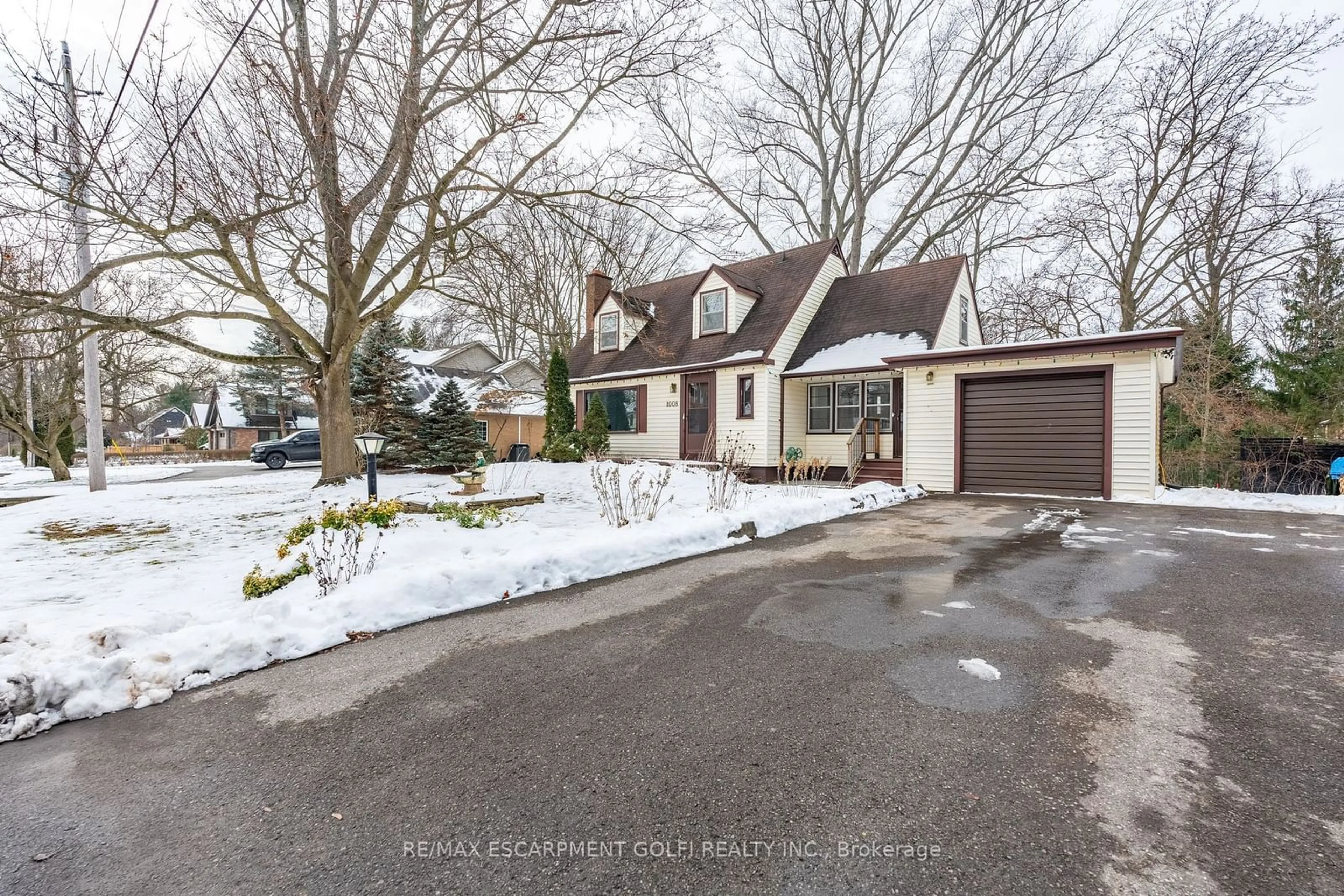 A pic from outside/outdoor area/front of a property/back of a property/a pic from drone, street for 1008 HAIST St, Pelham Ontario L0S 1E4