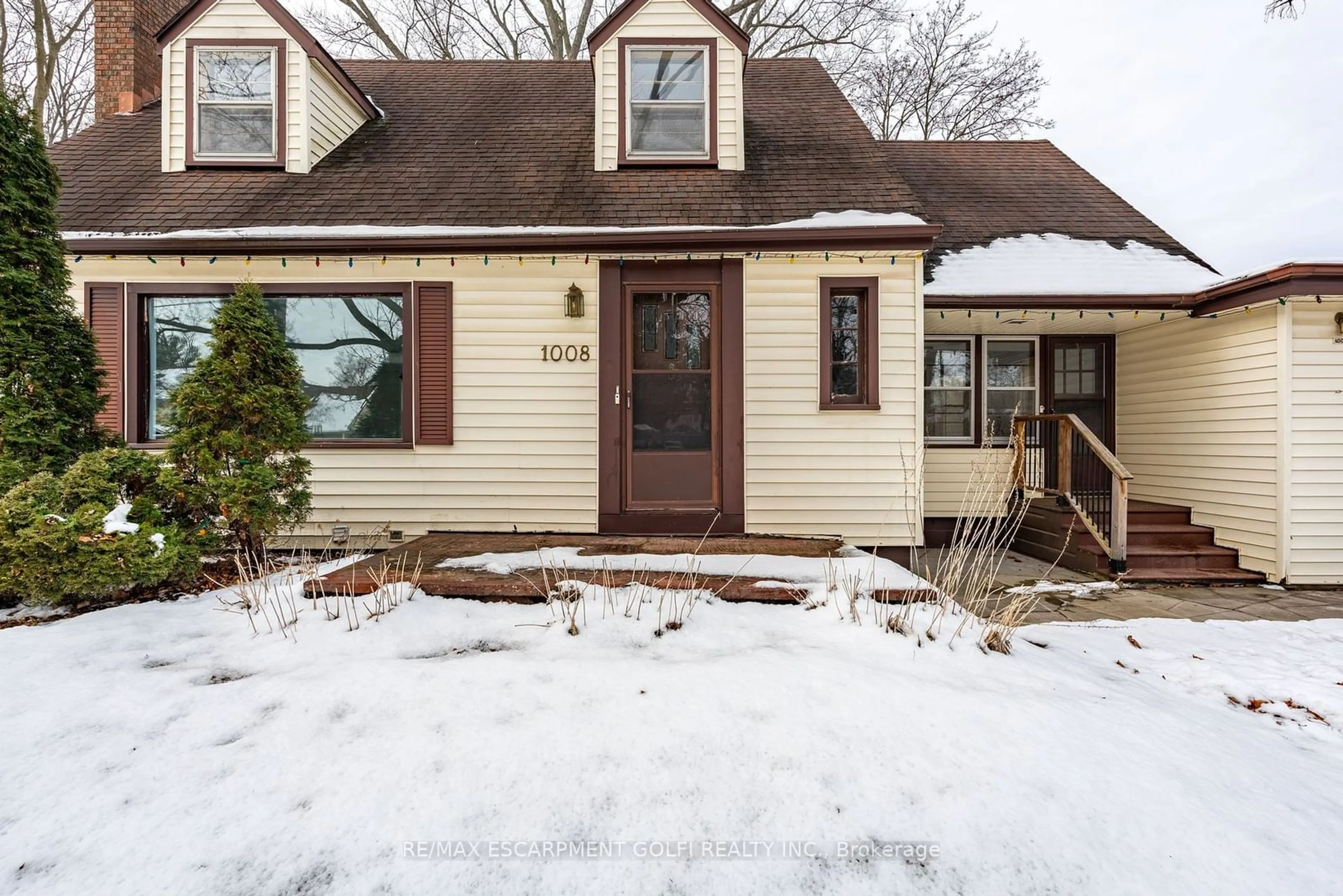 Home with vinyl exterior material, street for 1008 HAIST St, Pelham Ontario L0S 1E4