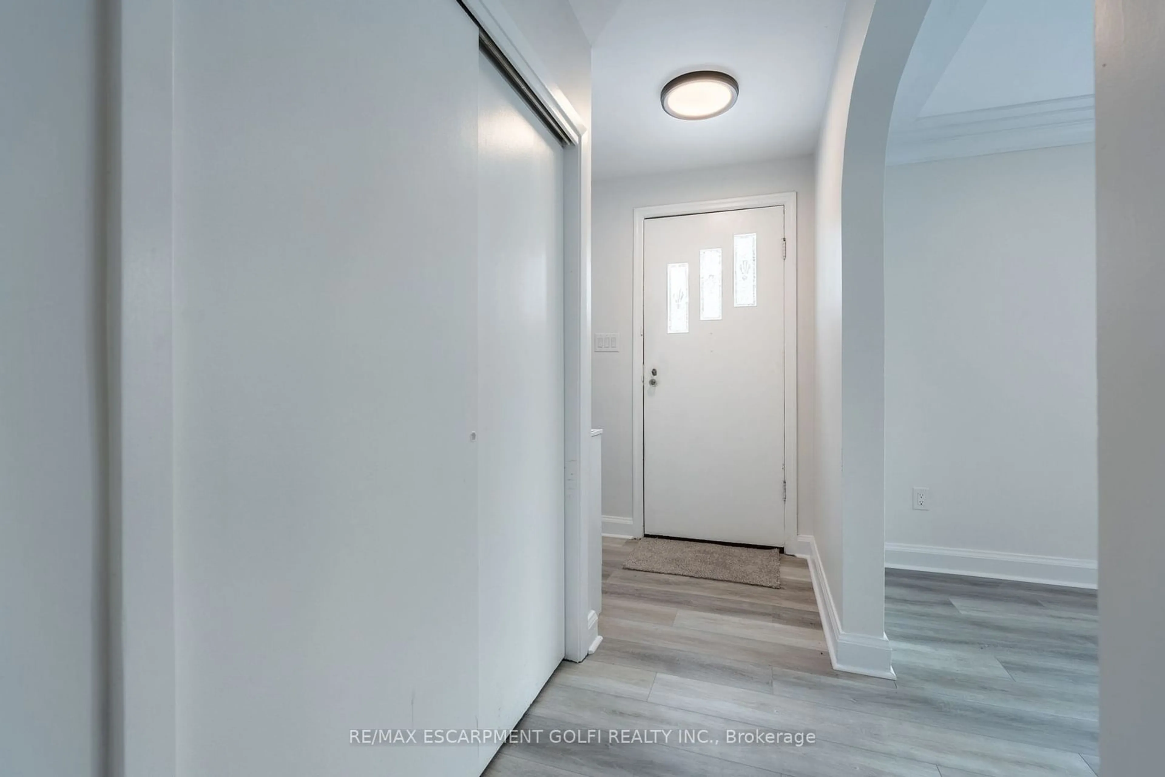 Indoor entryway for 1008 HAIST St, Pelham Ontario L0S 1E4