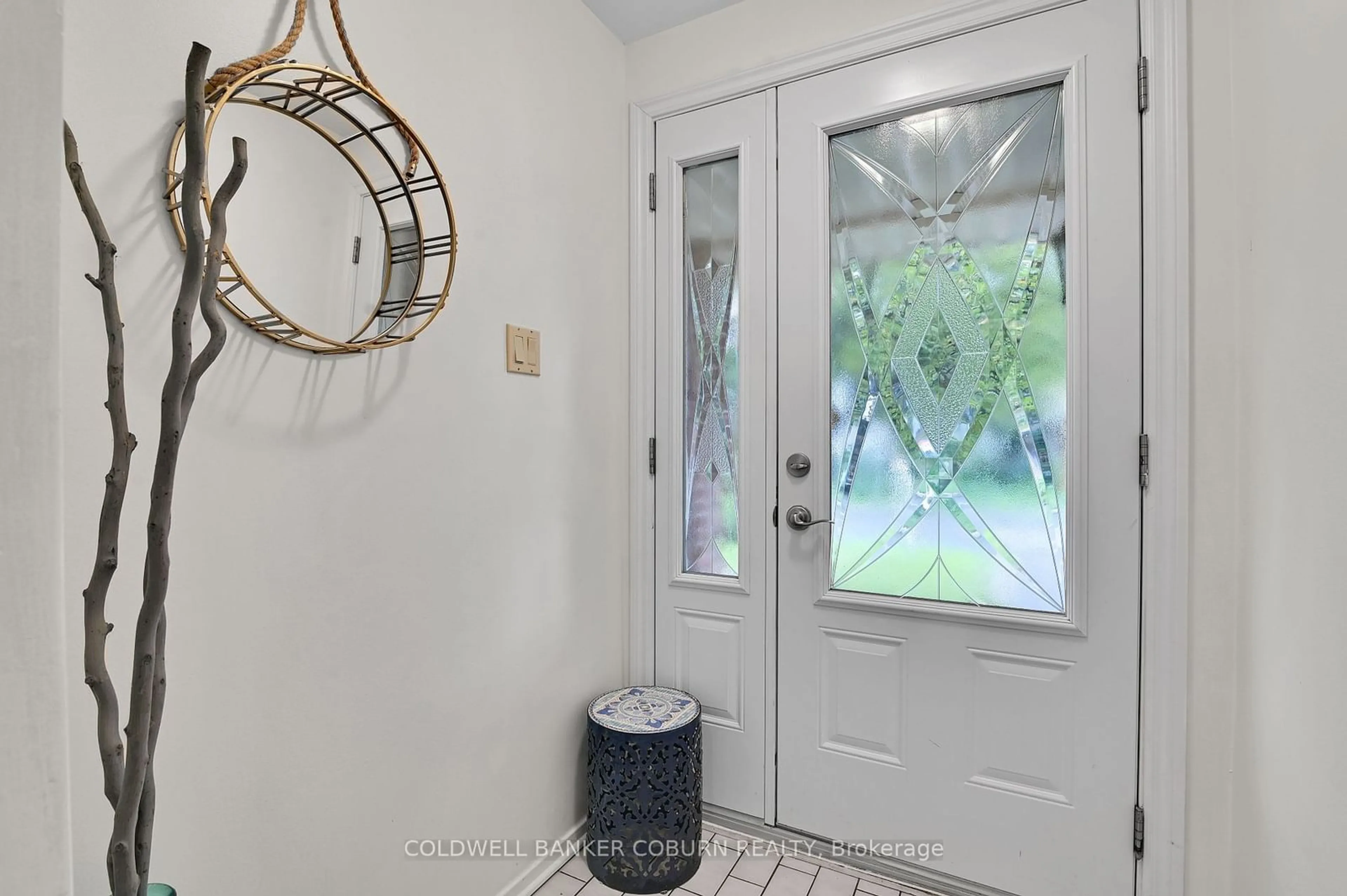 Indoor entryway for 6089 Des Treflieres Gdns, Orleans - Convent Glen and Area Ontario K1C 5T6