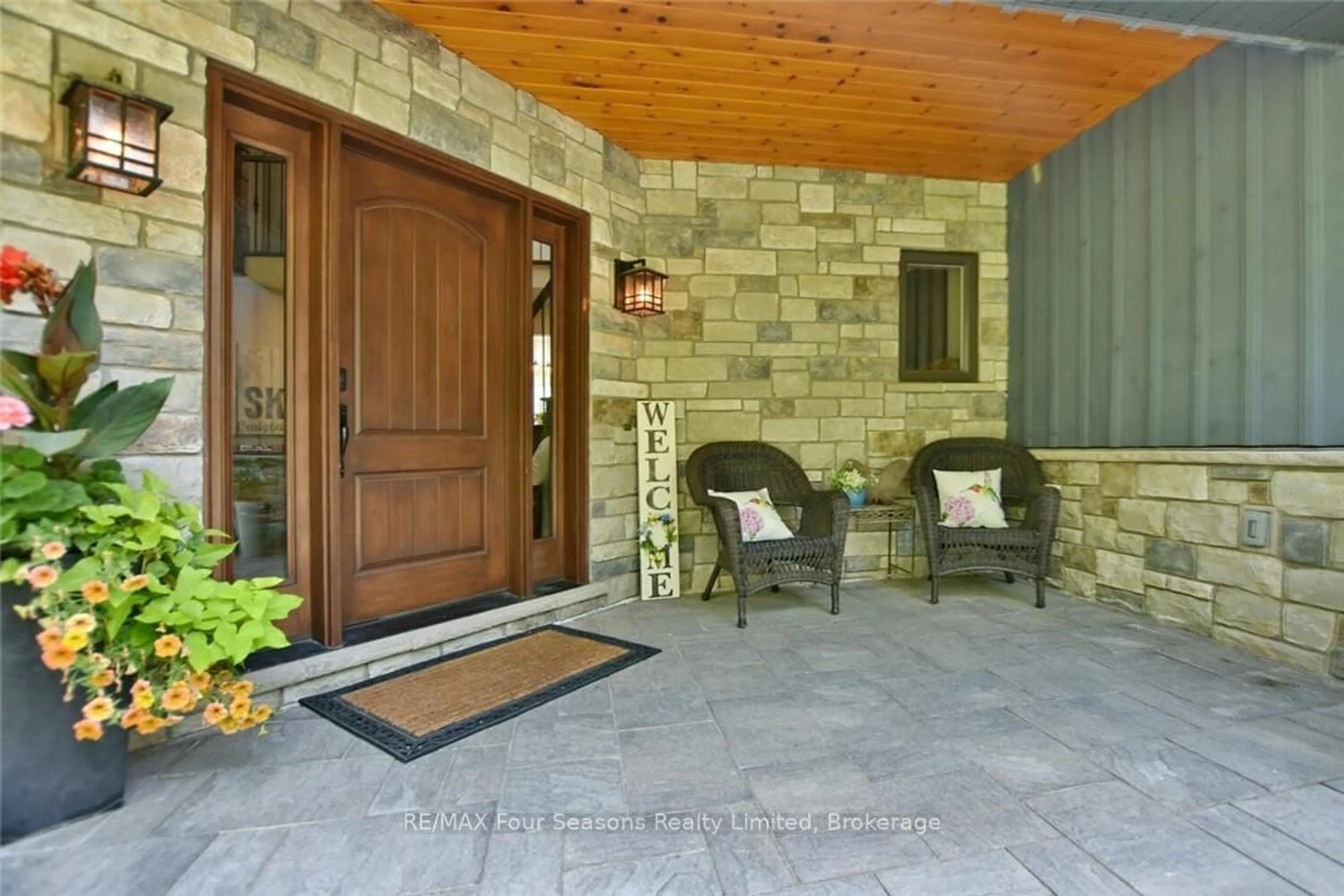 Indoor entryway for 159 Indian Circ, Blue Mountains Ontario N0H 1J0