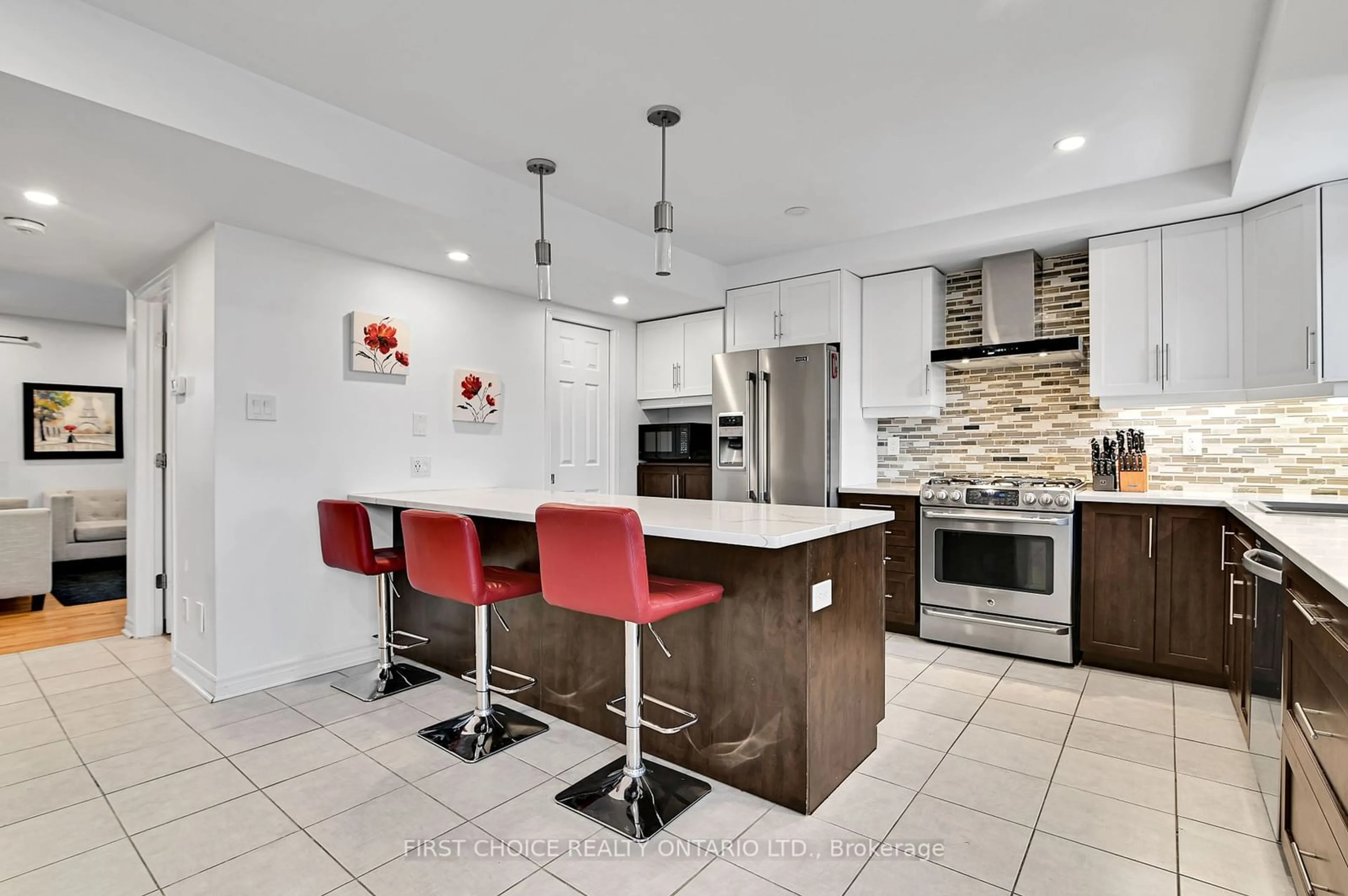 Contemporary kitchen, ceramic/tile floor for 529 Churchill Ave, Westboro - Hampton Park Ontario K1Z 5E4