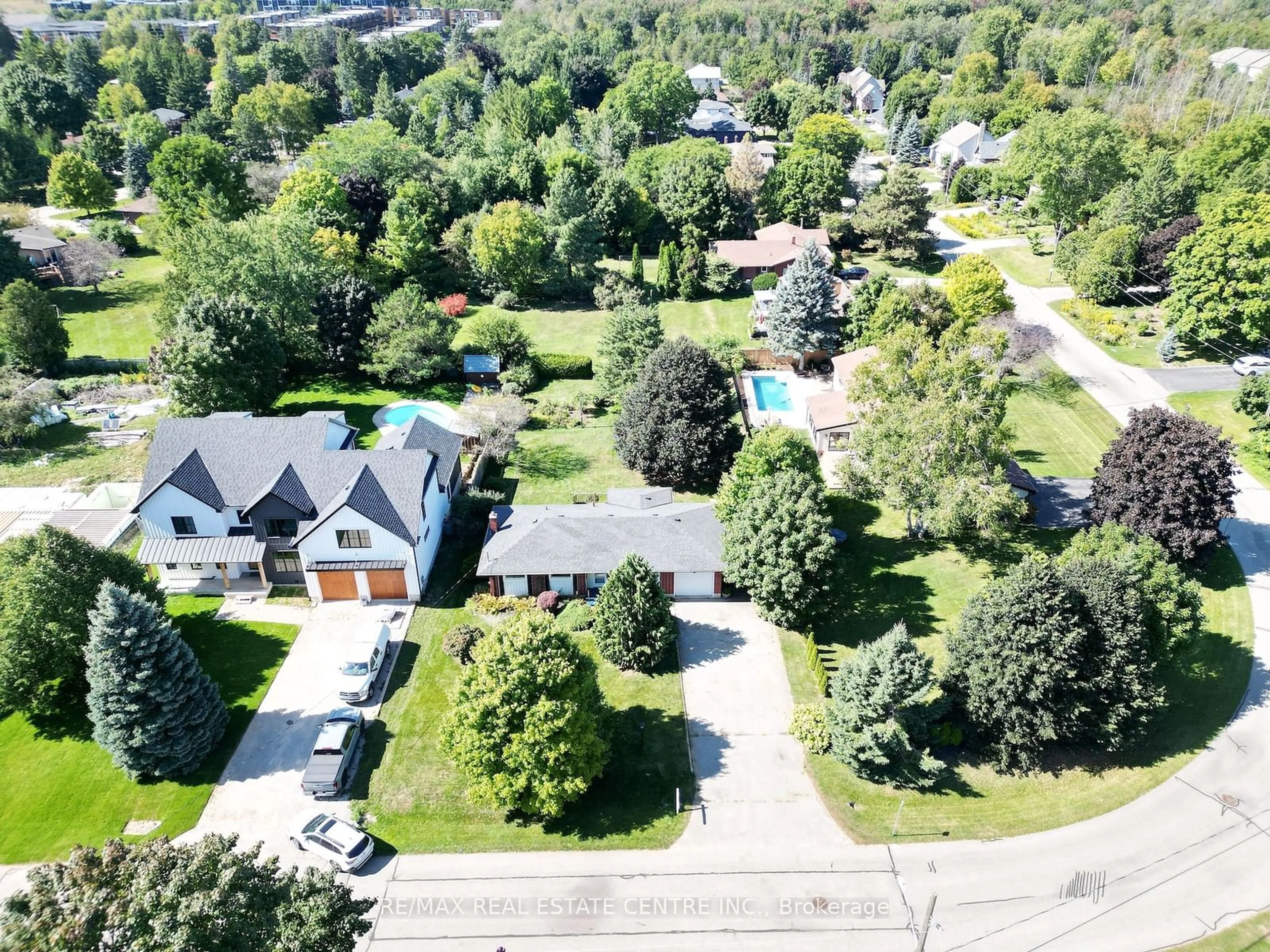 A pic from outside/outdoor area/front of a property/back of a property/a pic from drone, street for 33 Ridgeway Ave, Guelph Ontario N1L 1G9