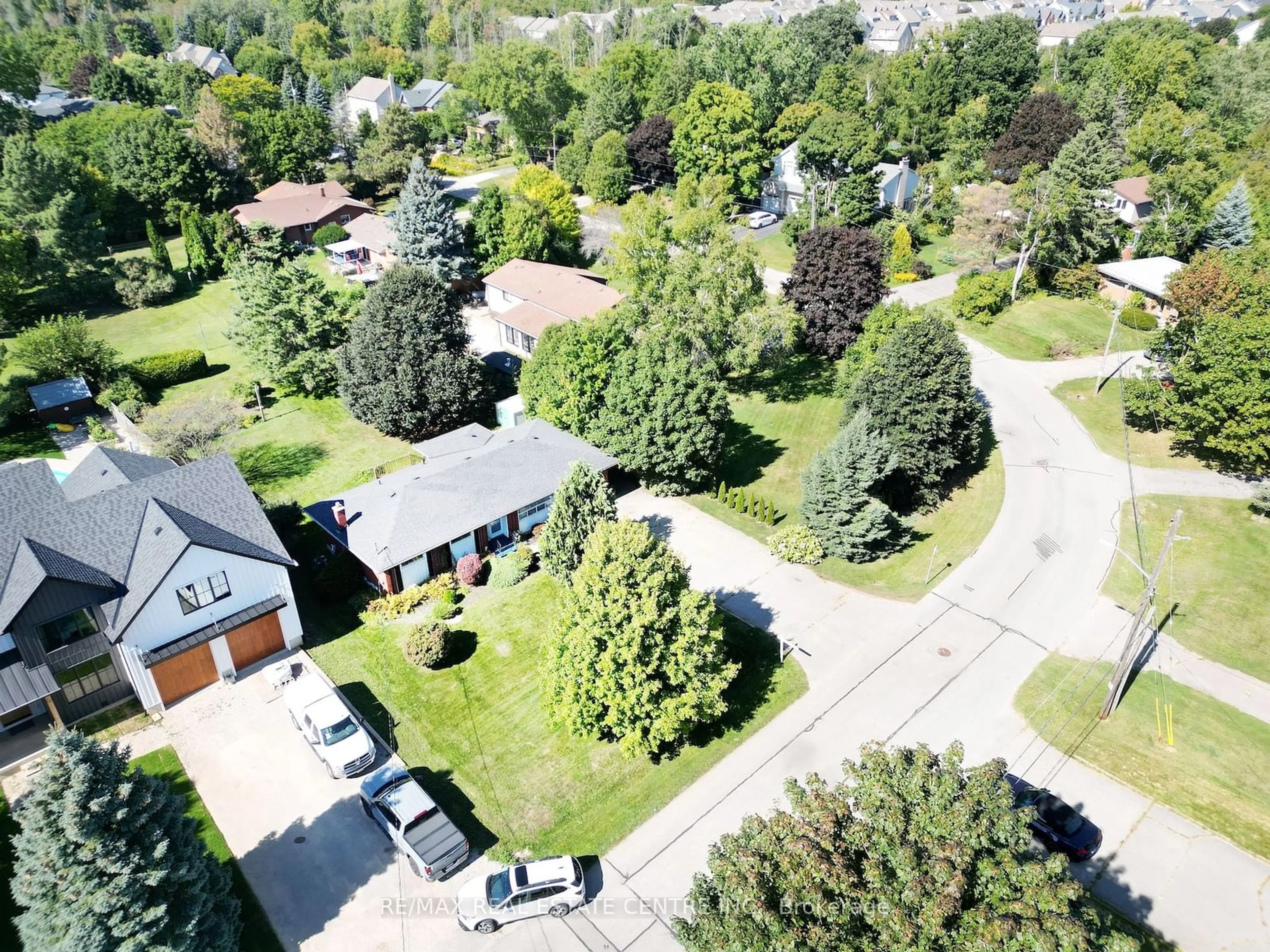 A pic from outside/outdoor area/front of a property/back of a property/a pic from drone, street for 33 Ridgeway Ave, Guelph Ontario N1L 1G9