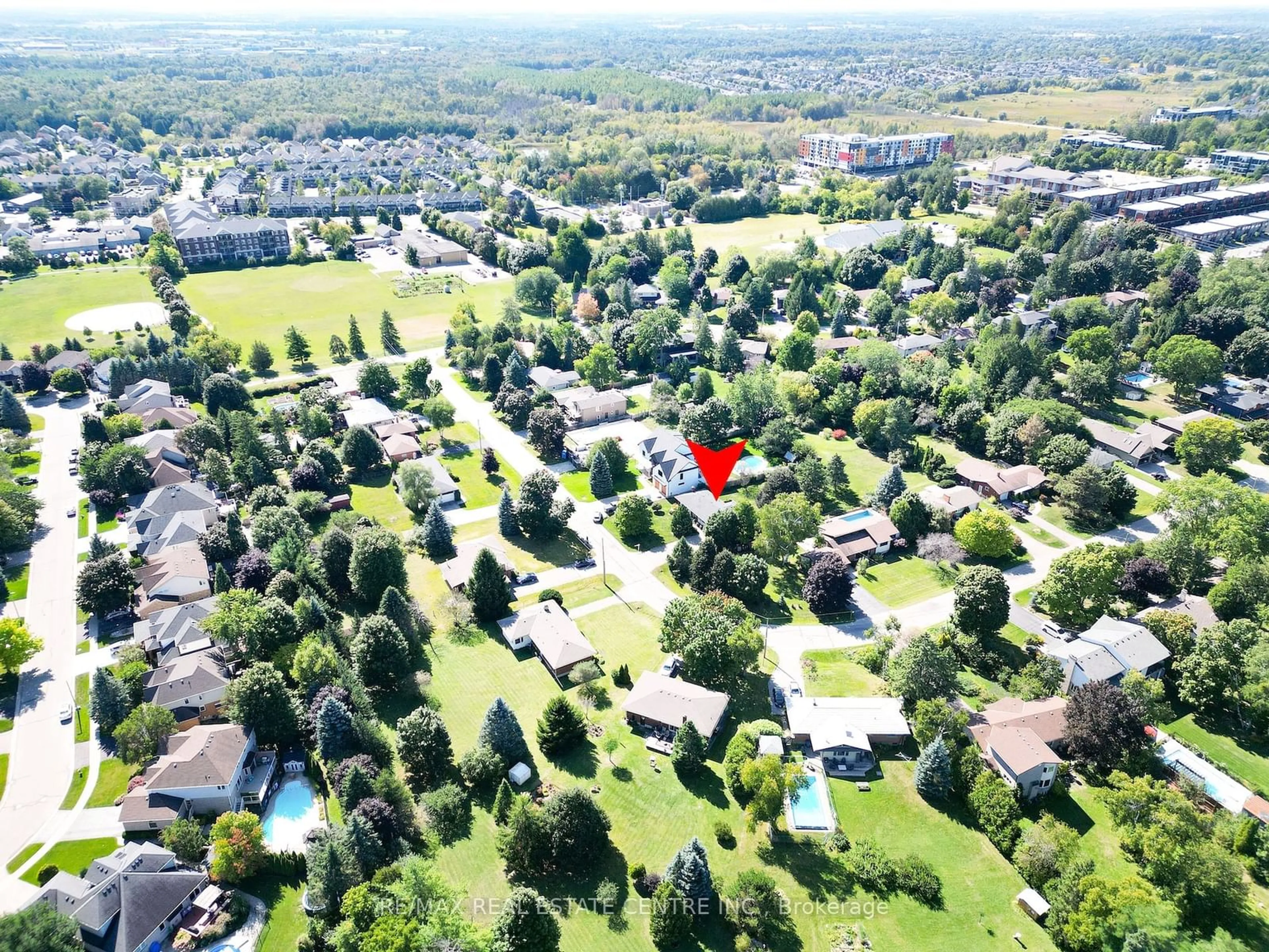 A pic from outside/outdoor area/front of a property/back of a property/a pic from drone, unknown for 33 Ridgeway Ave, Guelph Ontario N1L 1G9