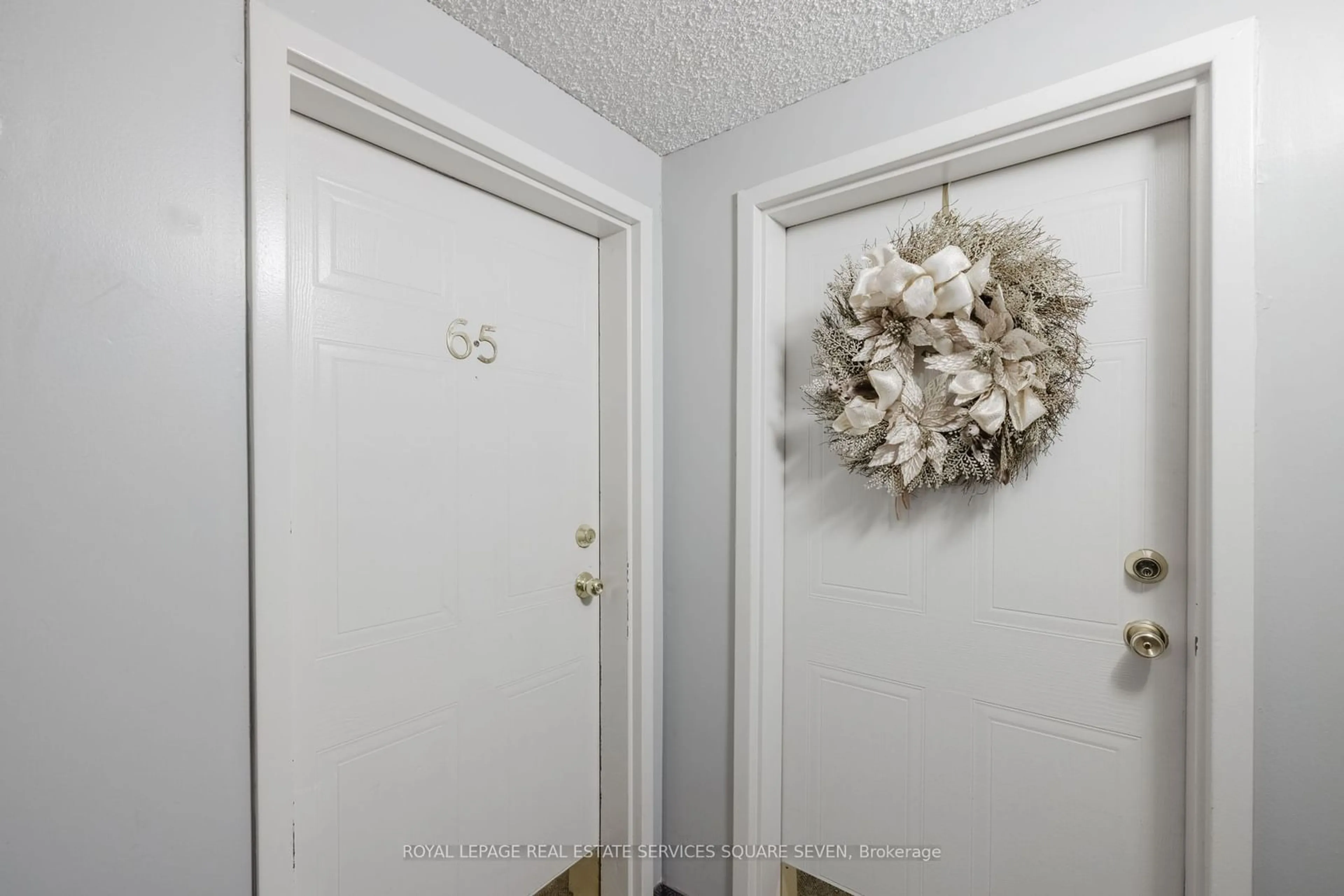 Indoor entryway for 1096 Jalna Blvd #65, London Ontario N6E 3B8