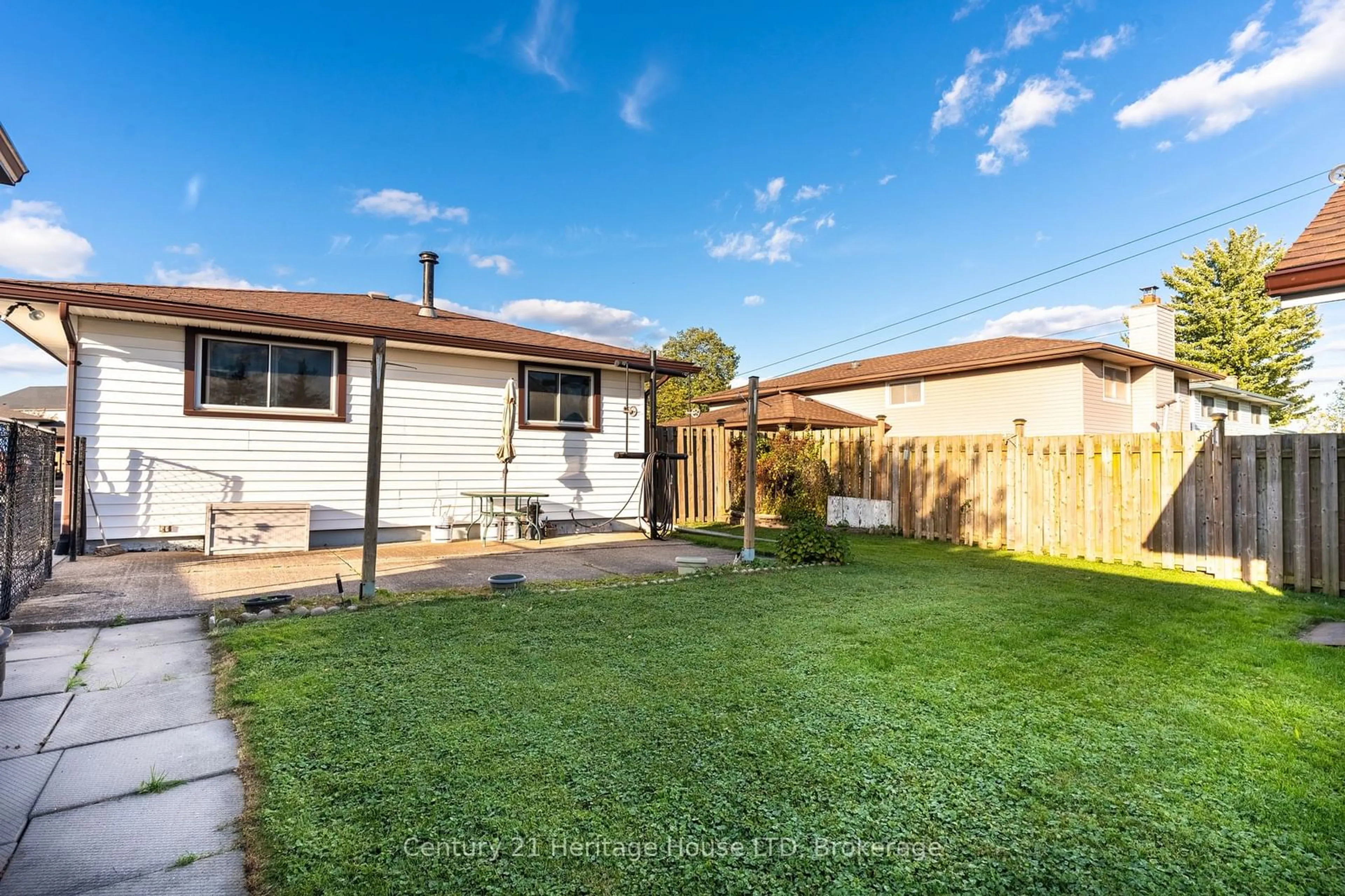 A pic from outside/outdoor area/front of a property/back of a property/a pic from drone, street for 60 ROBERT St, Welland Ontario L3B 5T9