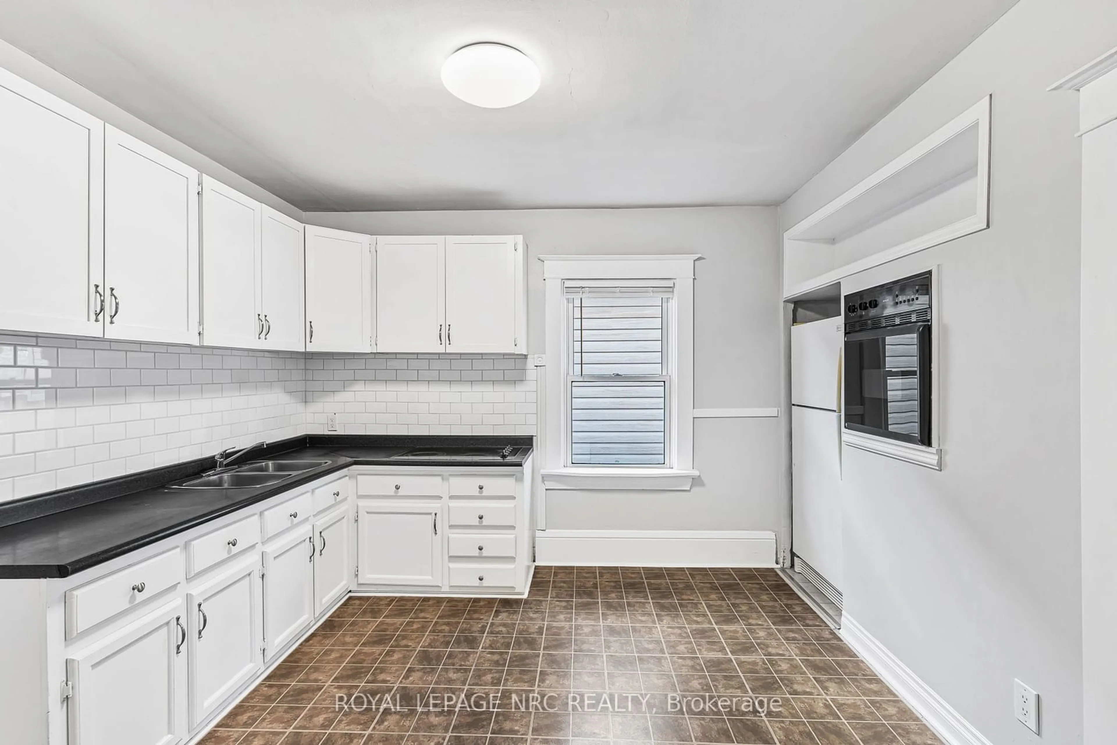 Standard kitchen, ceramic/tile floor for 97 Woodland Ave, St. Catharines Ontario L2R 5A4