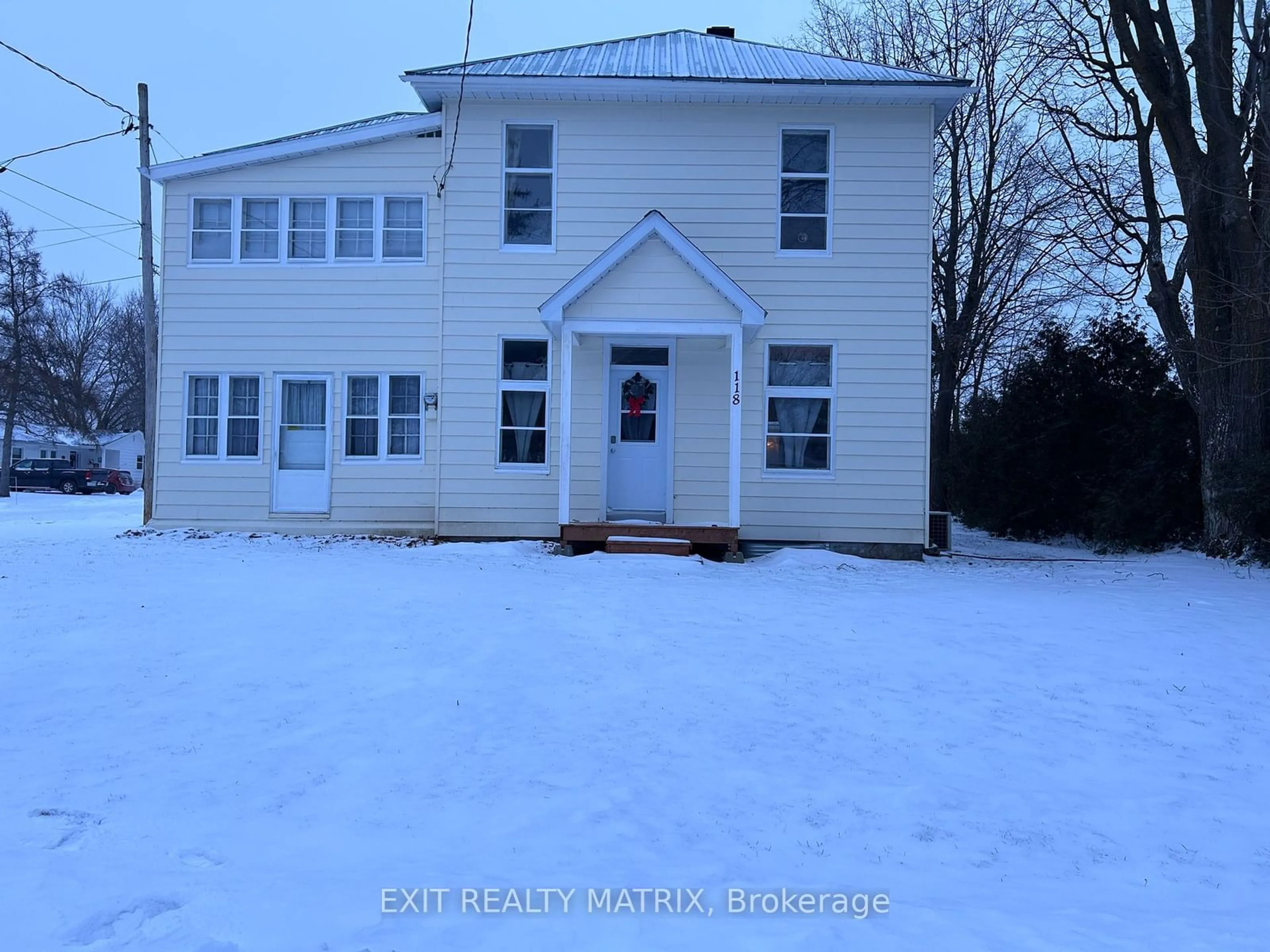 A pic from outside/outdoor area/front of a property/back of a property/a pic from drone, building for 118 Centre St, North Glengarry Ontario K0C 1A0