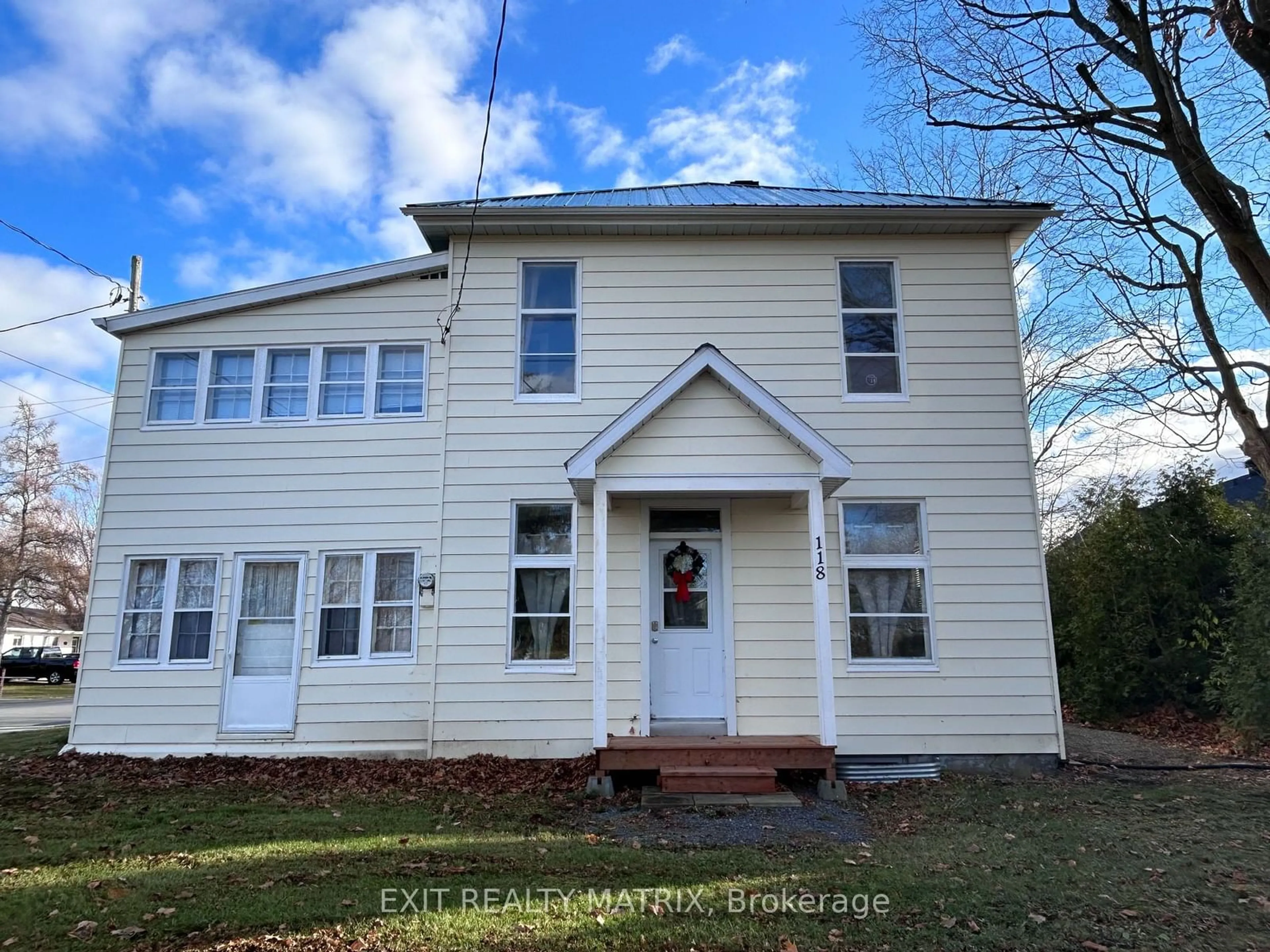 Home with vinyl exterior material, building for 118 Centre St, North Glengarry Ontario K0C 1A0