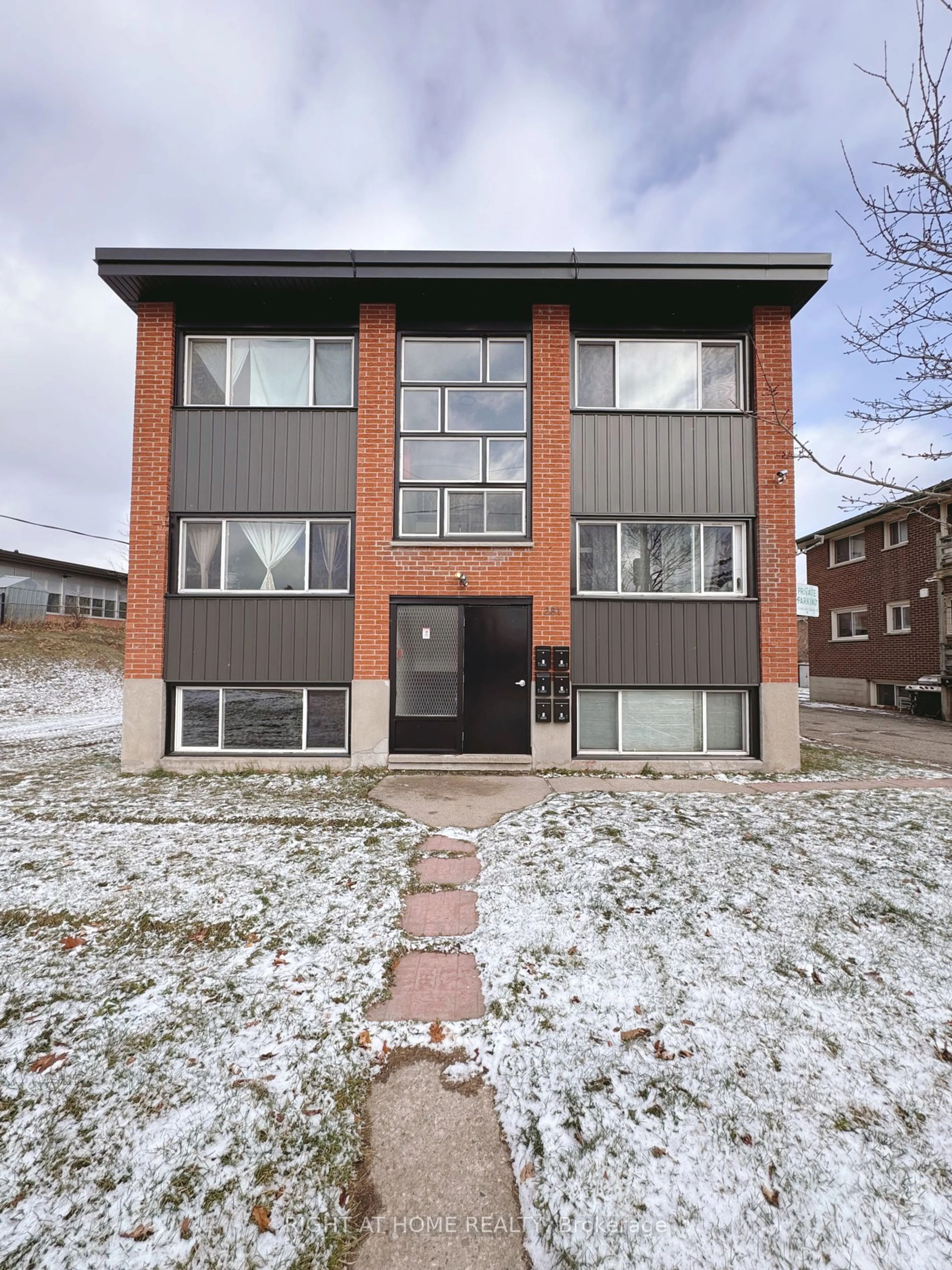 Home with brick exterior material, building for 281 Lorne Ave, Kitchener Ontario N2M 3Y9