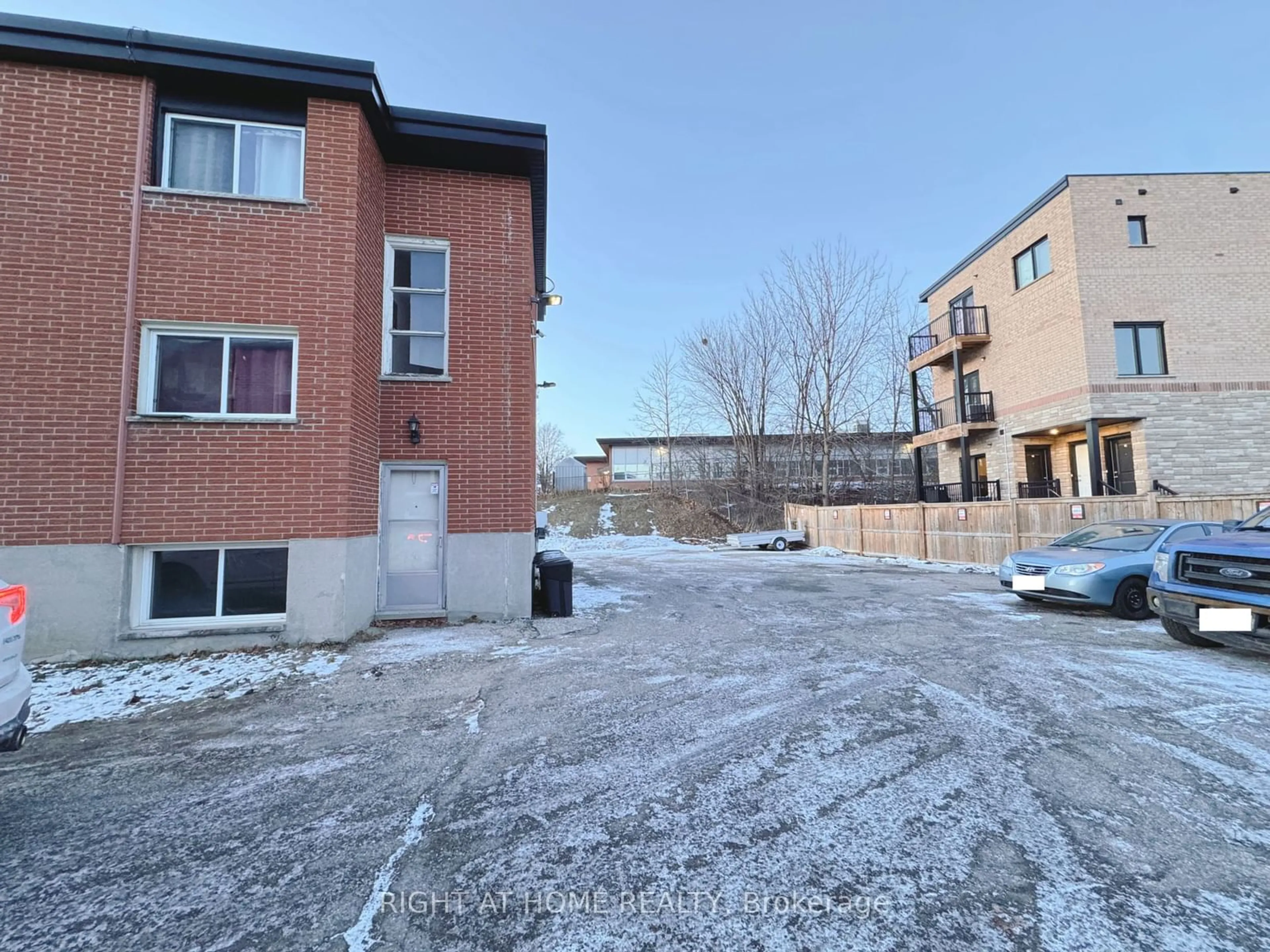 A pic from outside/outdoor area/front of a property/back of a property/a pic from drone, building for 281 Lorne Ave, Kitchener Ontario N2M 3Y9