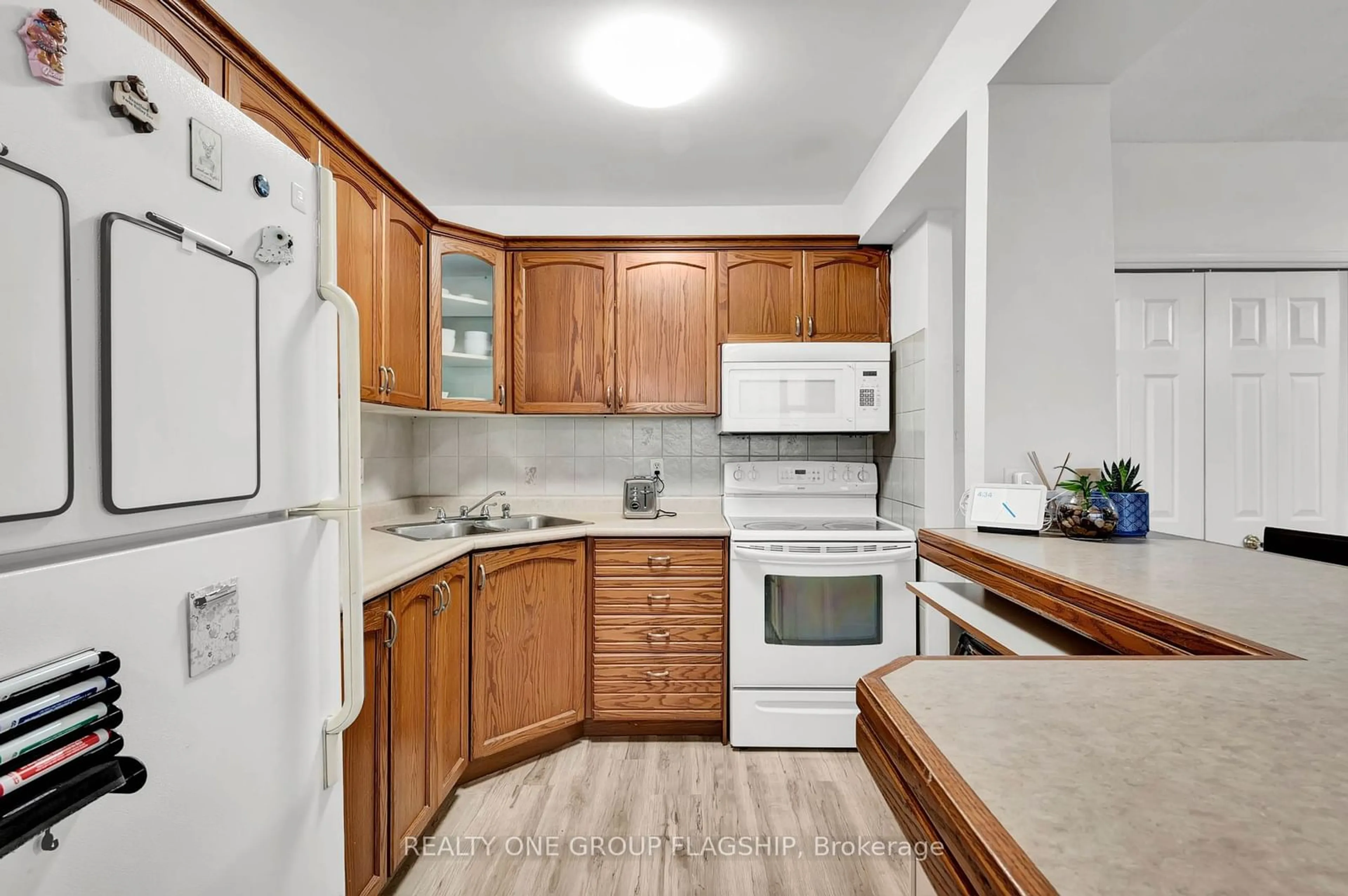 Standard kitchen, unknown for 293 Mohawk Rd #702, Hamilton Ontario L9A 2J1