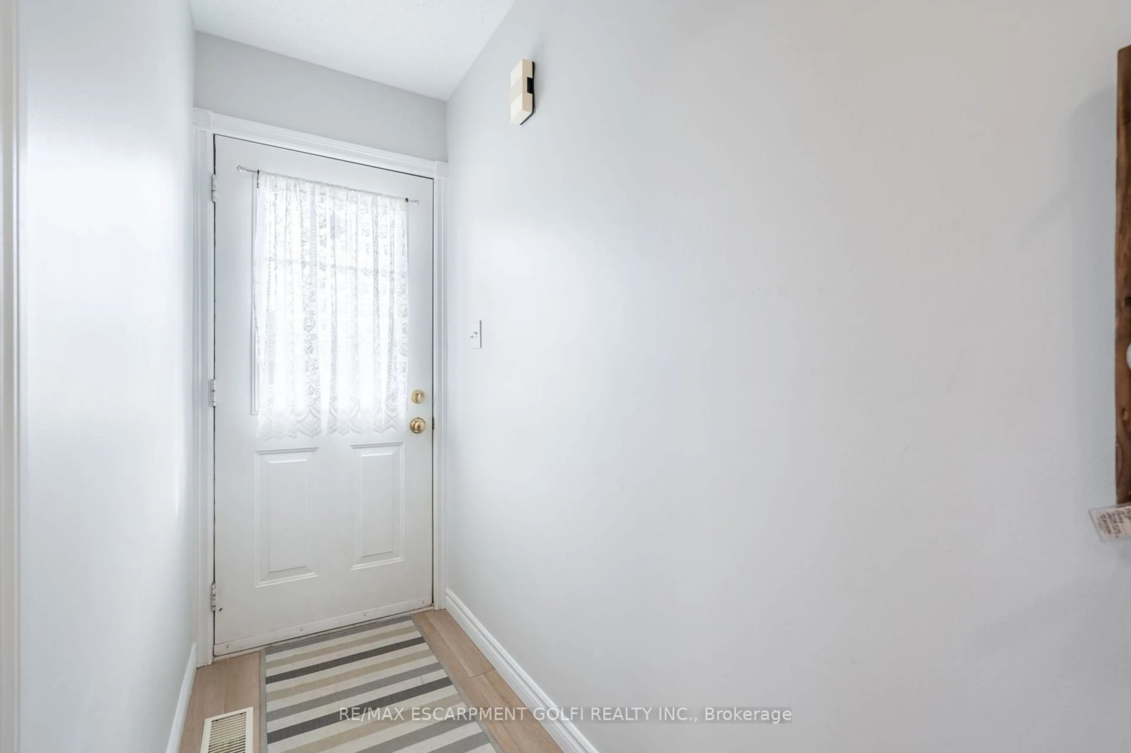 Indoor entryway for 58D HARRIS Ave, Brantford Ontario N3R 2E9