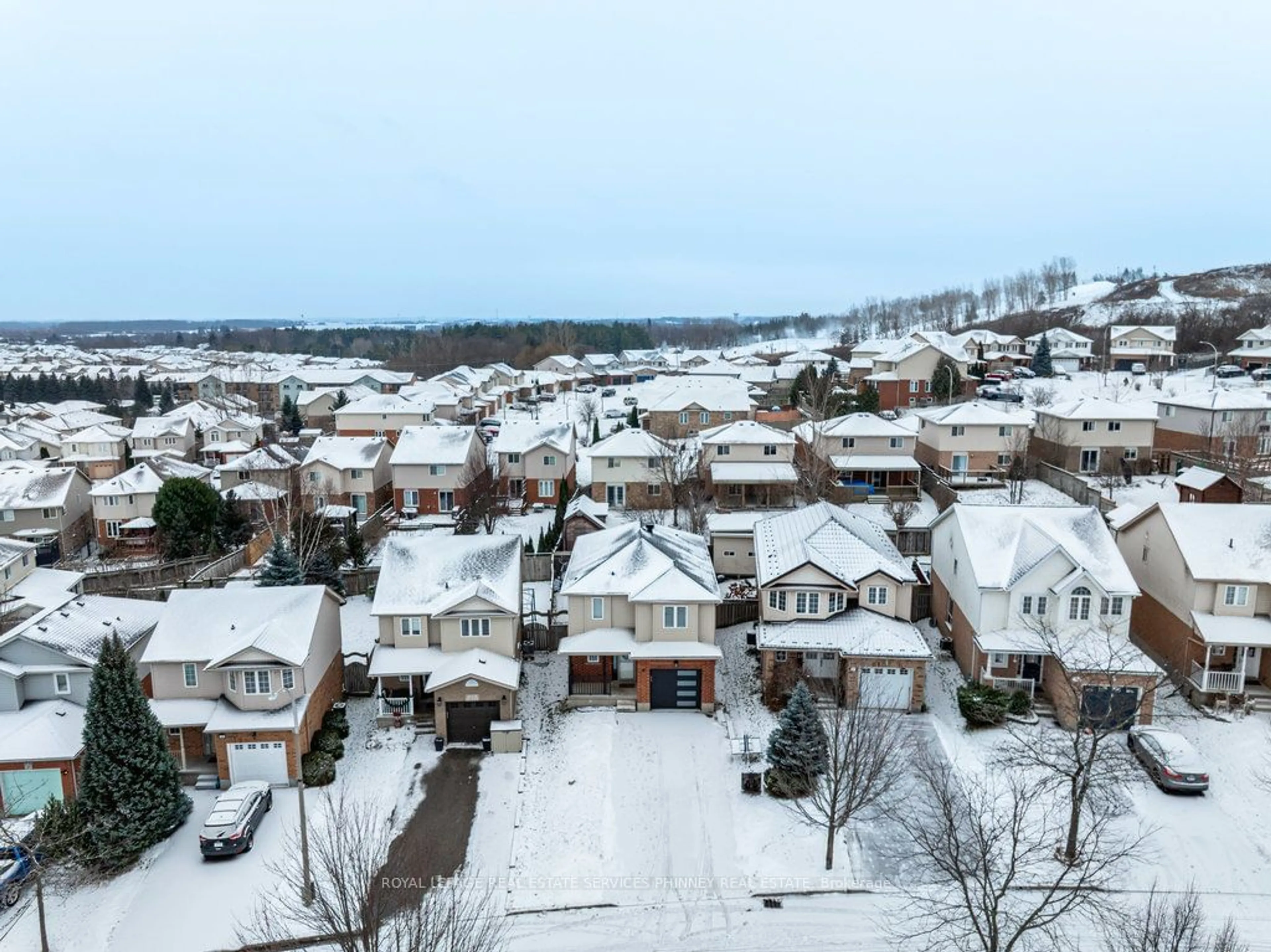 A pic from outside/outdoor area/front of a property/back of a property/a pic from drone, street for 19 Tisdale Crt, Kitchener Ontario N2A 4H5