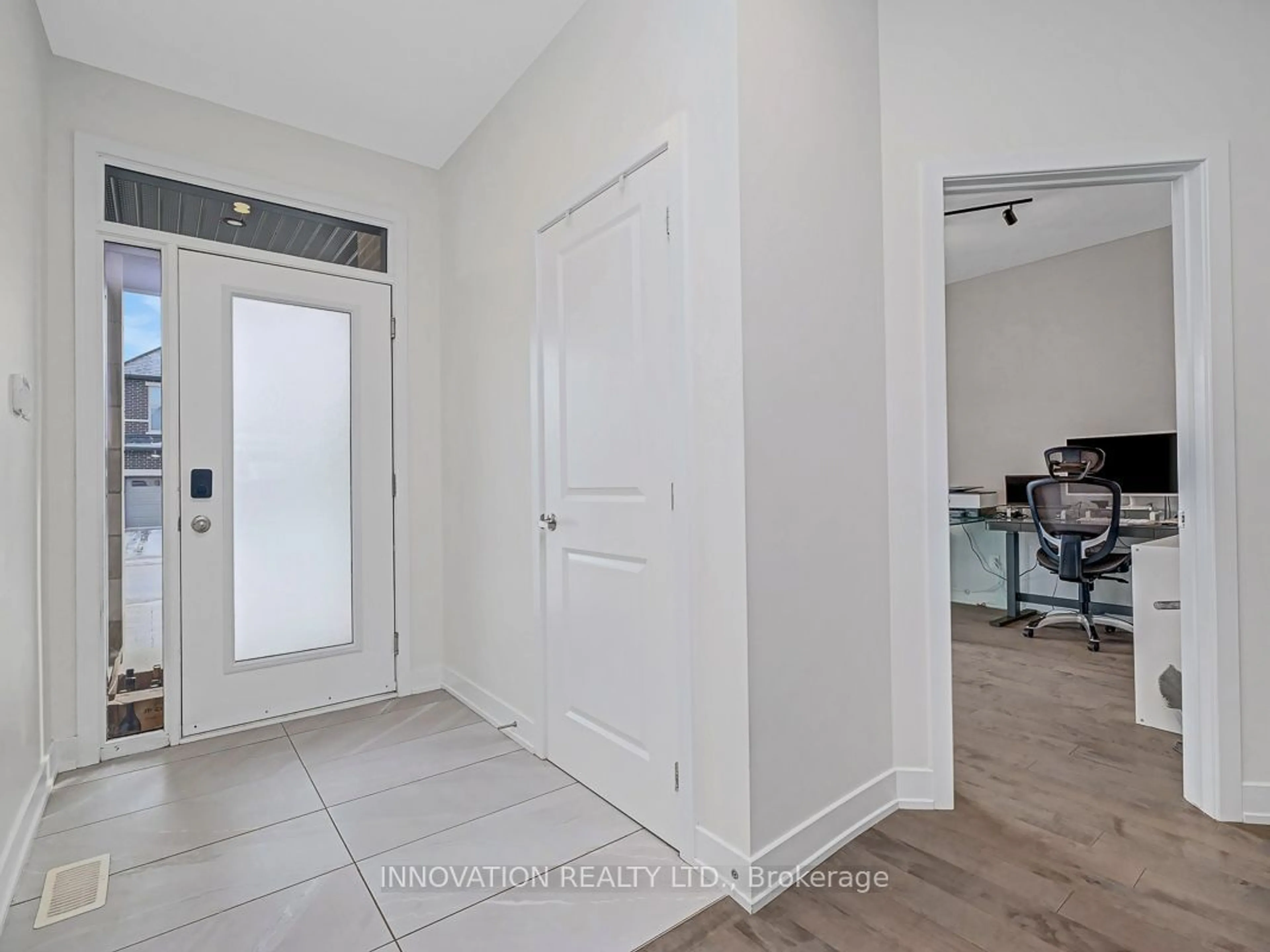 Indoor entryway for 565 Bobolink Rdge, Stittsville - Munster - Richmond Ontario K2S 2P4