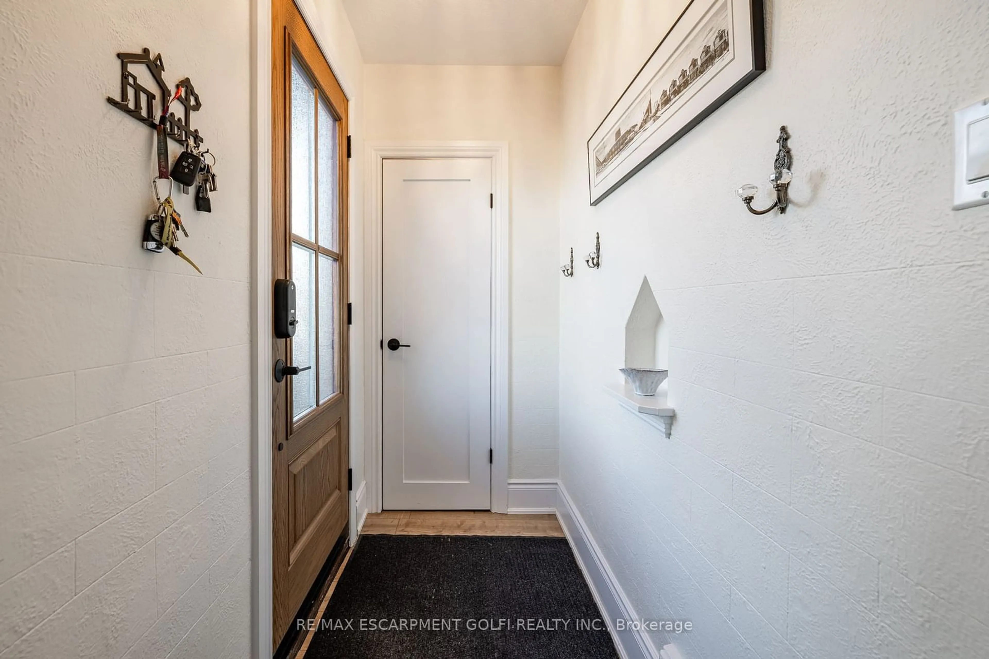 Indoor entryway for 182 Huxley Ave, Hamilton Ontario L8K 2R3