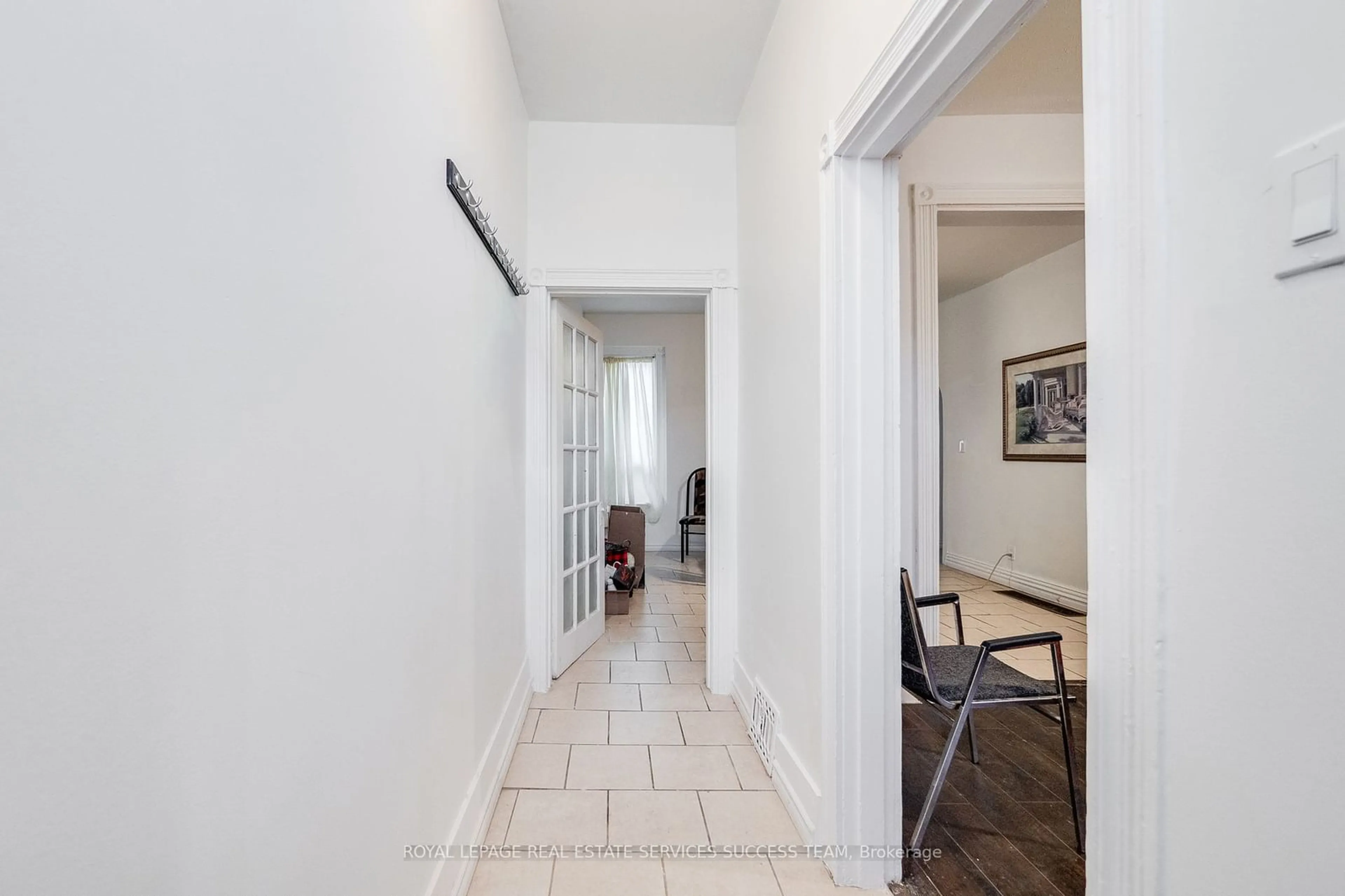 Indoor entryway for 109 Sanford Ave, Hamilton Ontario L8L 5Z1