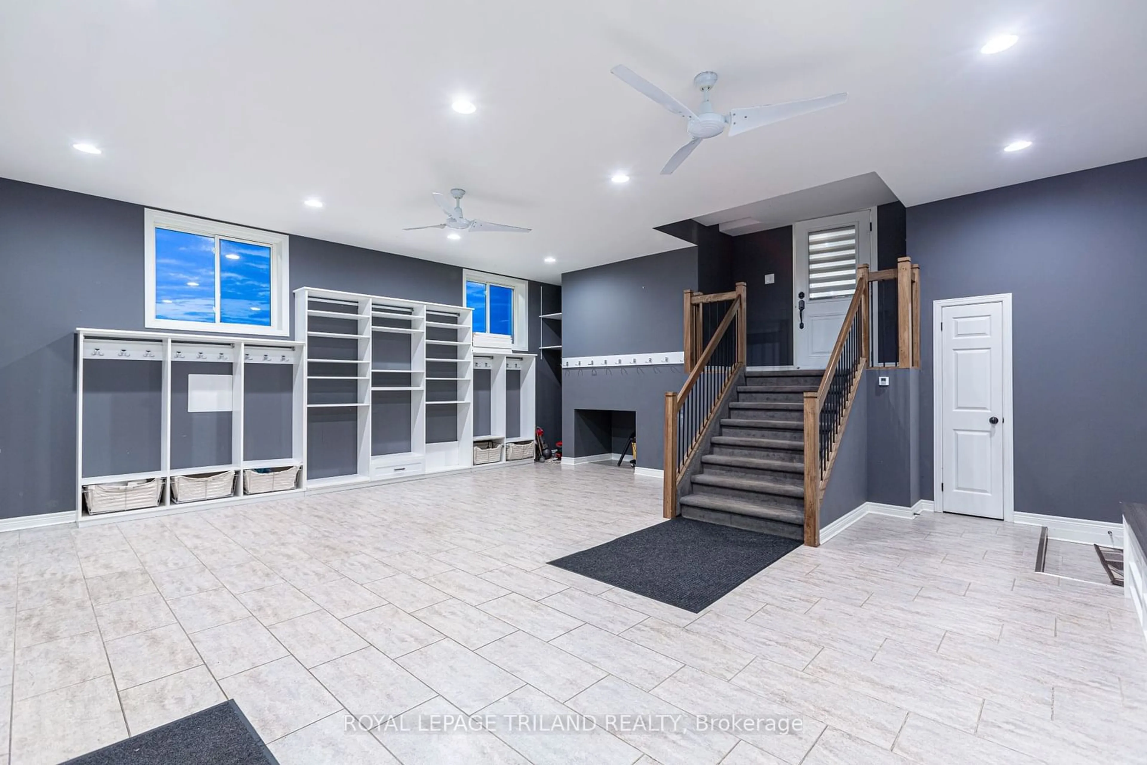 Indoor foyer for 15117 Medway Rd, Middlesex Centre Ontario N0M 1C0