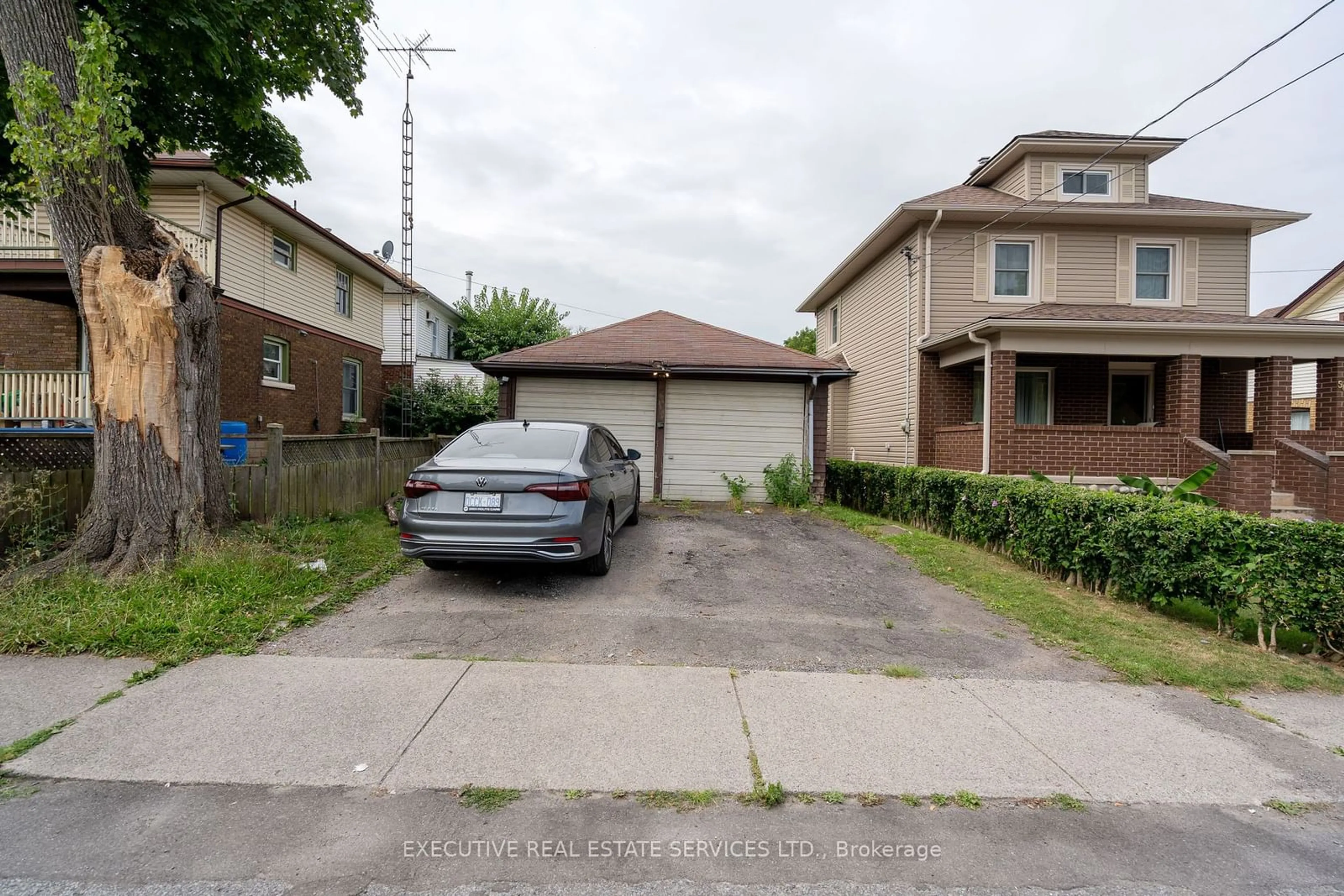 A pic from outside/outdoor area/front of a property/back of a property/a pic from drone, street for 4965 Jepson St, Niagara Falls Ontario L2E 1K3