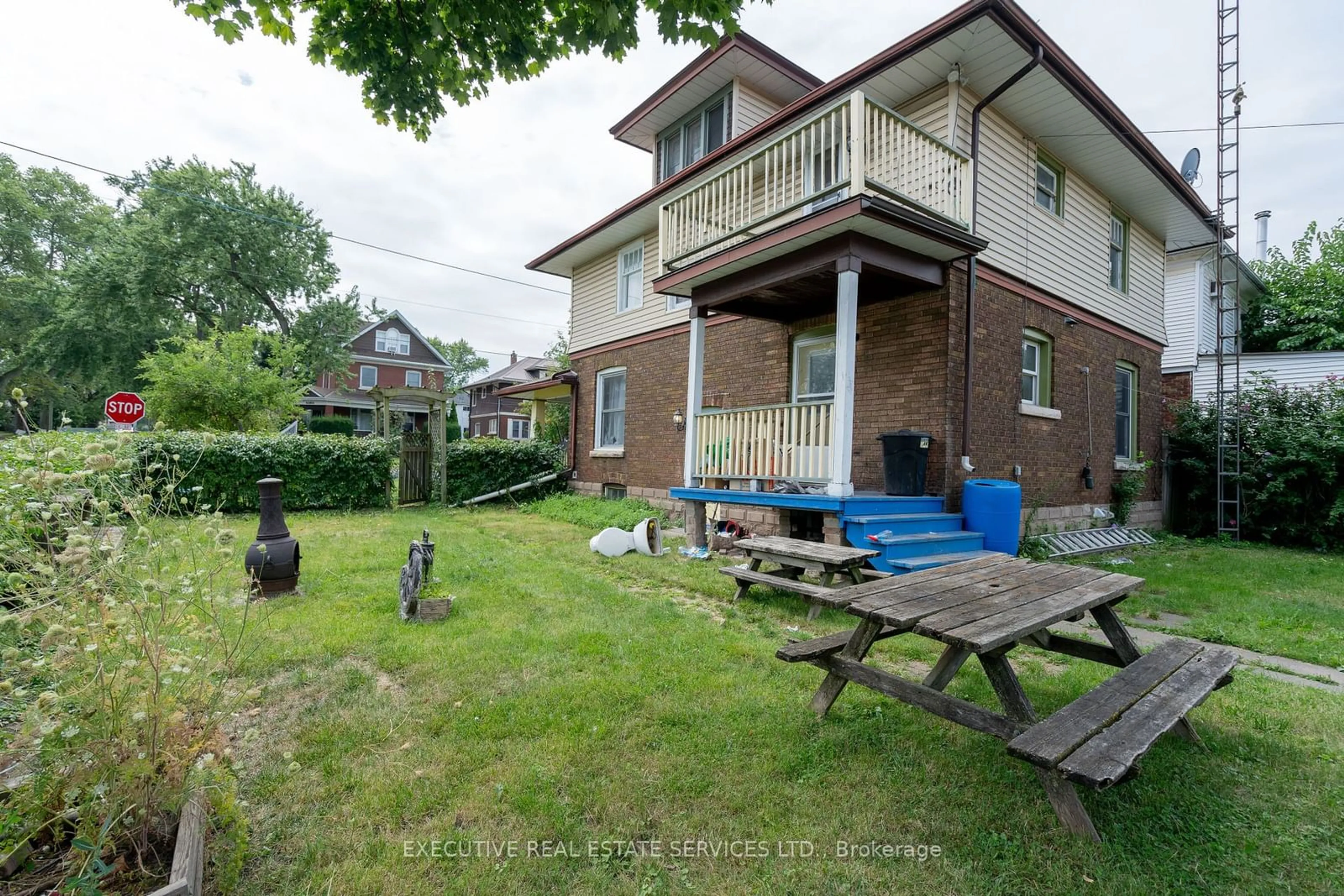 A pic from outside/outdoor area/front of a property/back of a property/a pic from drone, street for 4965 Jepson St, Niagara Falls Ontario L2E 1K3