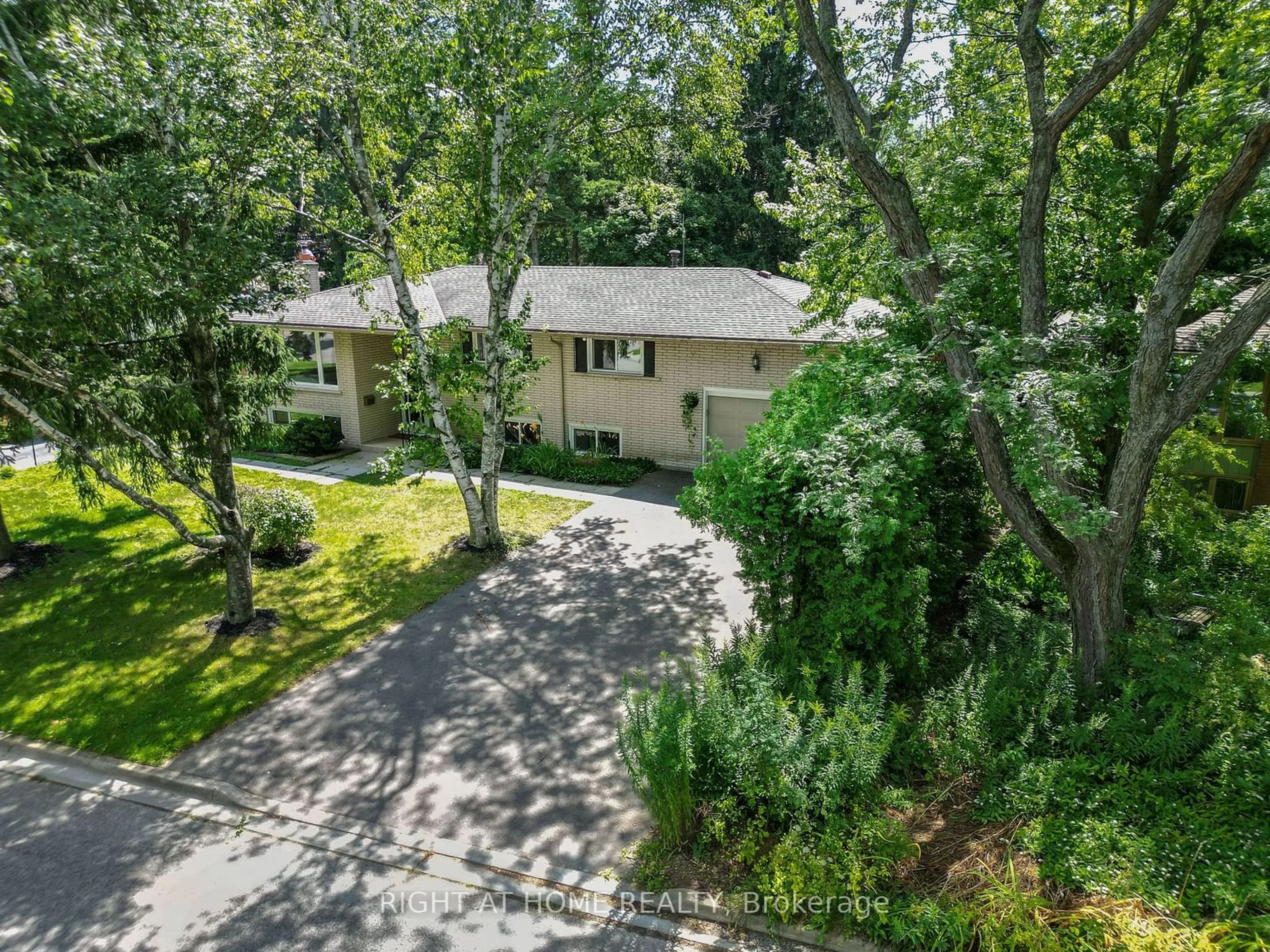 A pic from outside/outdoor area/front of a property/back of a property/a pic from drone, street for 470 John Frederick Dr, Hamilton Ontario L9G 2R2